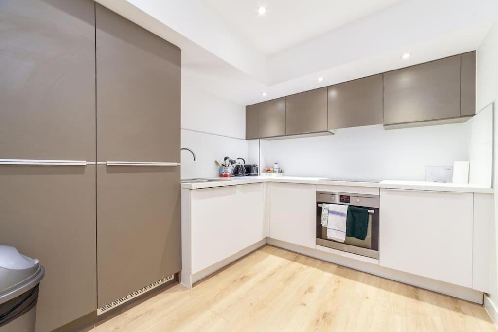Chic & Spacious 2-bed 2-bath In Seven Sisters Apartment London