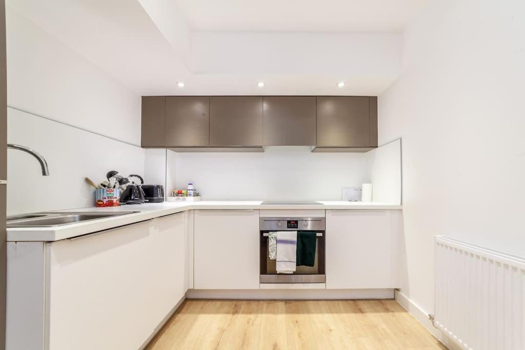 Chic & Spacious 2-bed 2-bath In Seven Sisters *