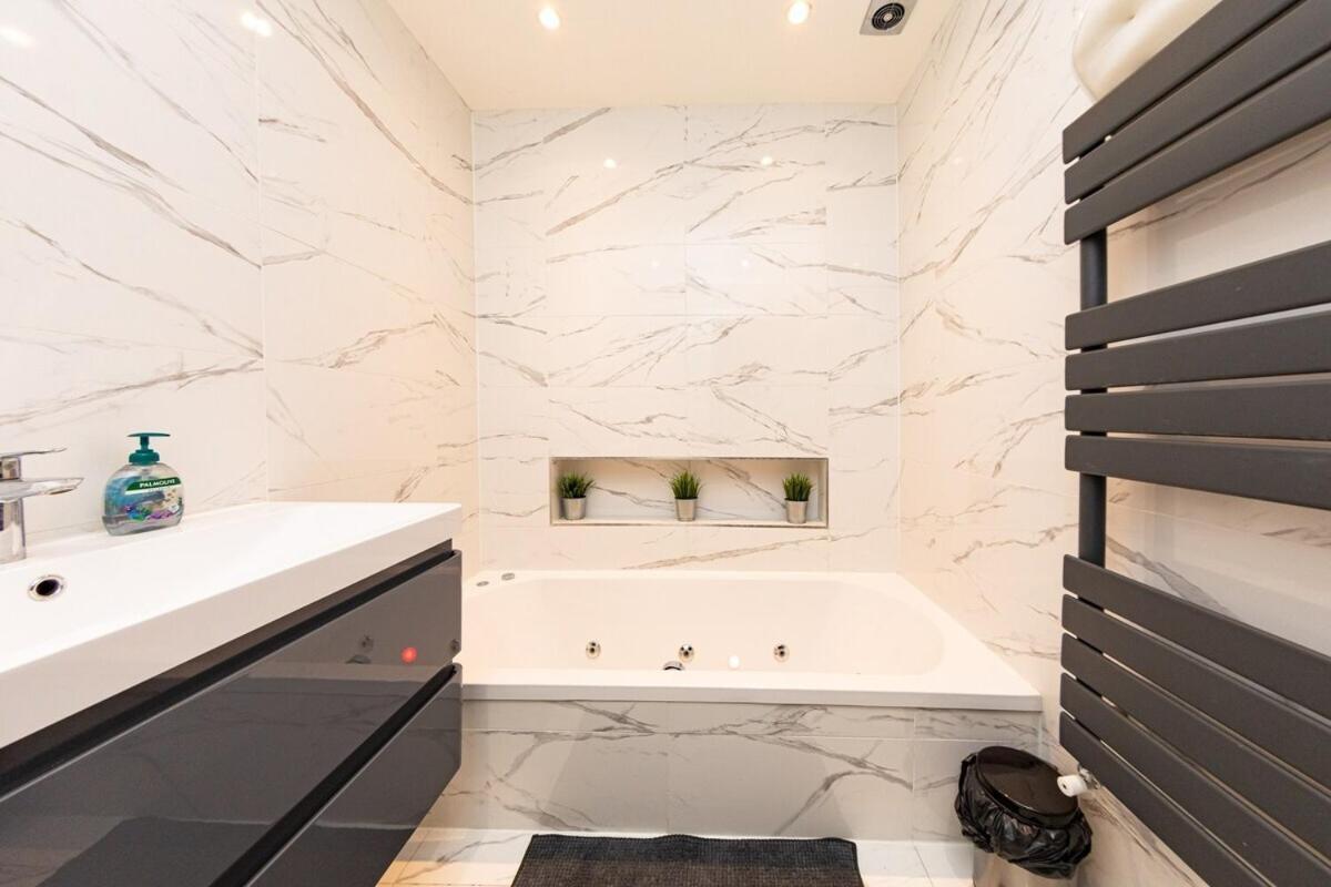 Ferienhaus Bonneville House, Private Jacuzzi And Modern Interior