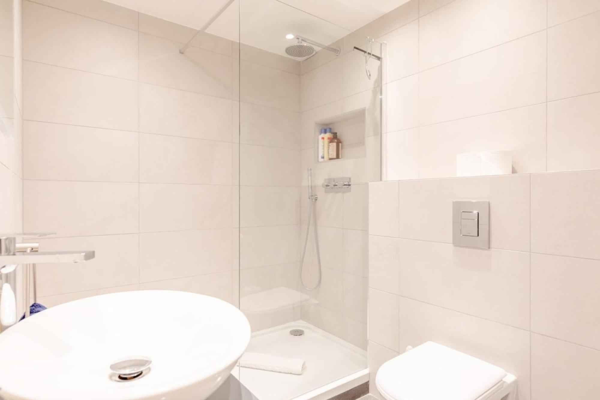 Beautifully Presented 2bd Flat Wpatio- Kensington Londres