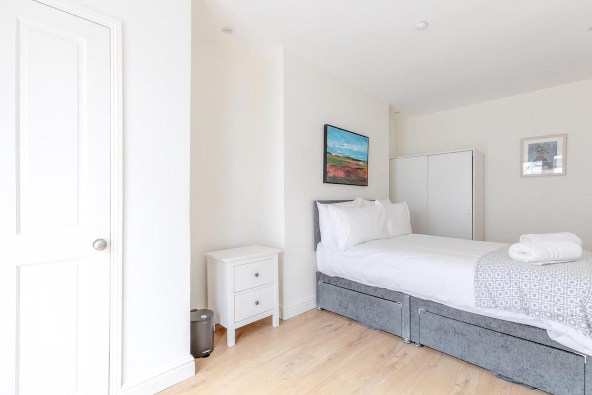 Apartamento Beautifully Presented 2bd Flat Wpatio- Kensington Londres