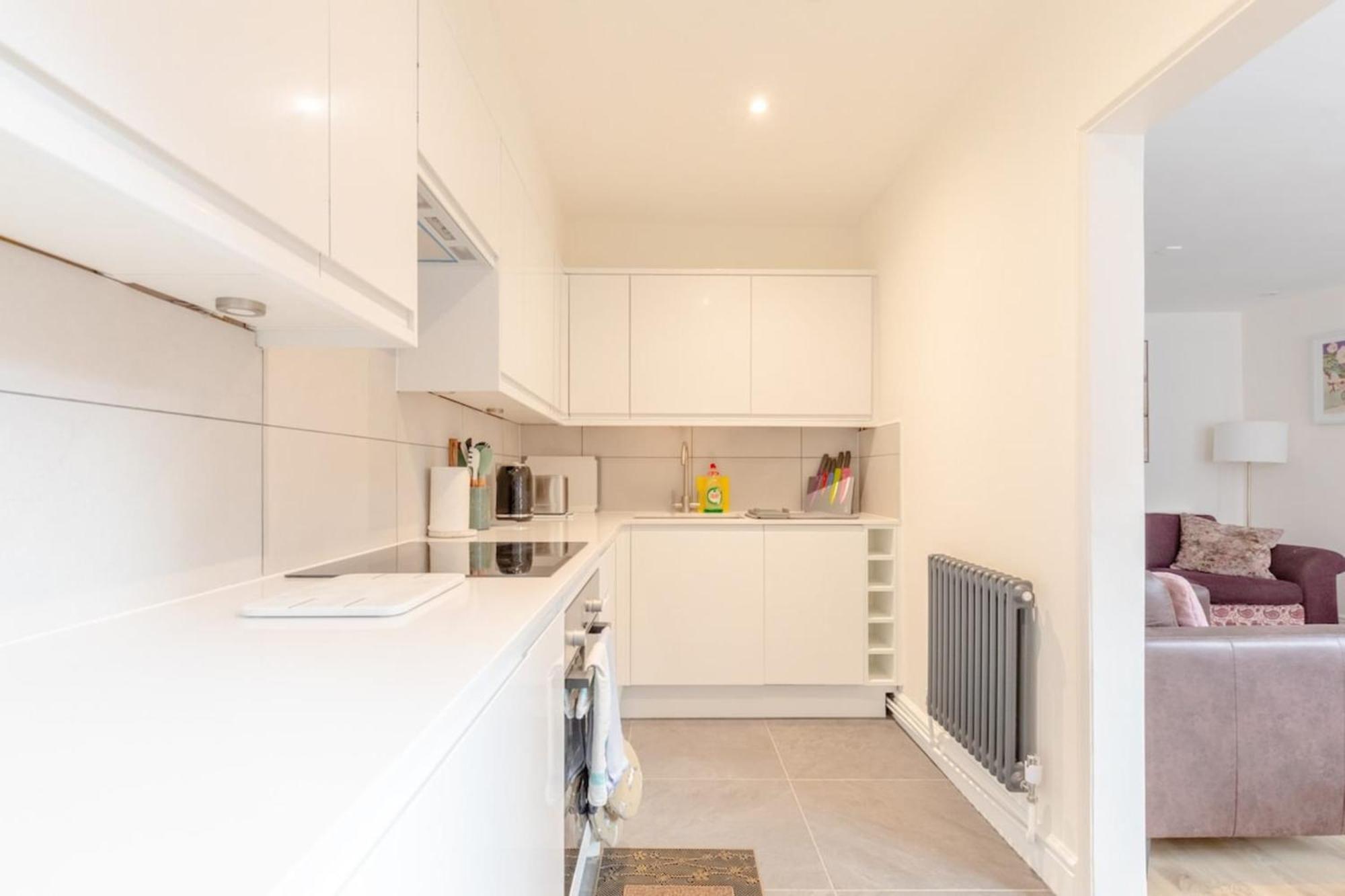 Beautifully Presented 2bd Flat Wpatio- Kensington * Londres