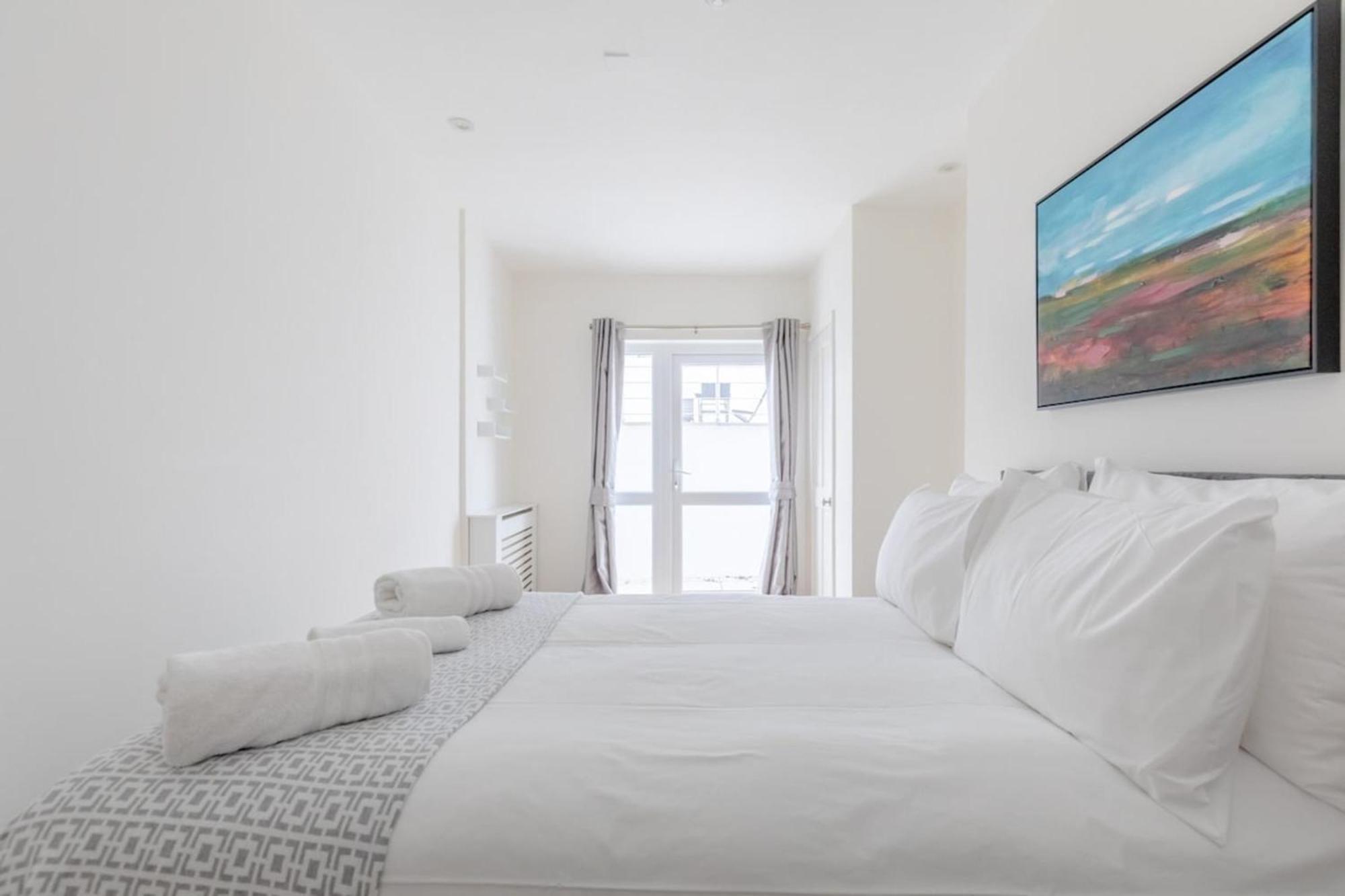 Beautifully Presented 2bd Flat Wpatio- Kensington