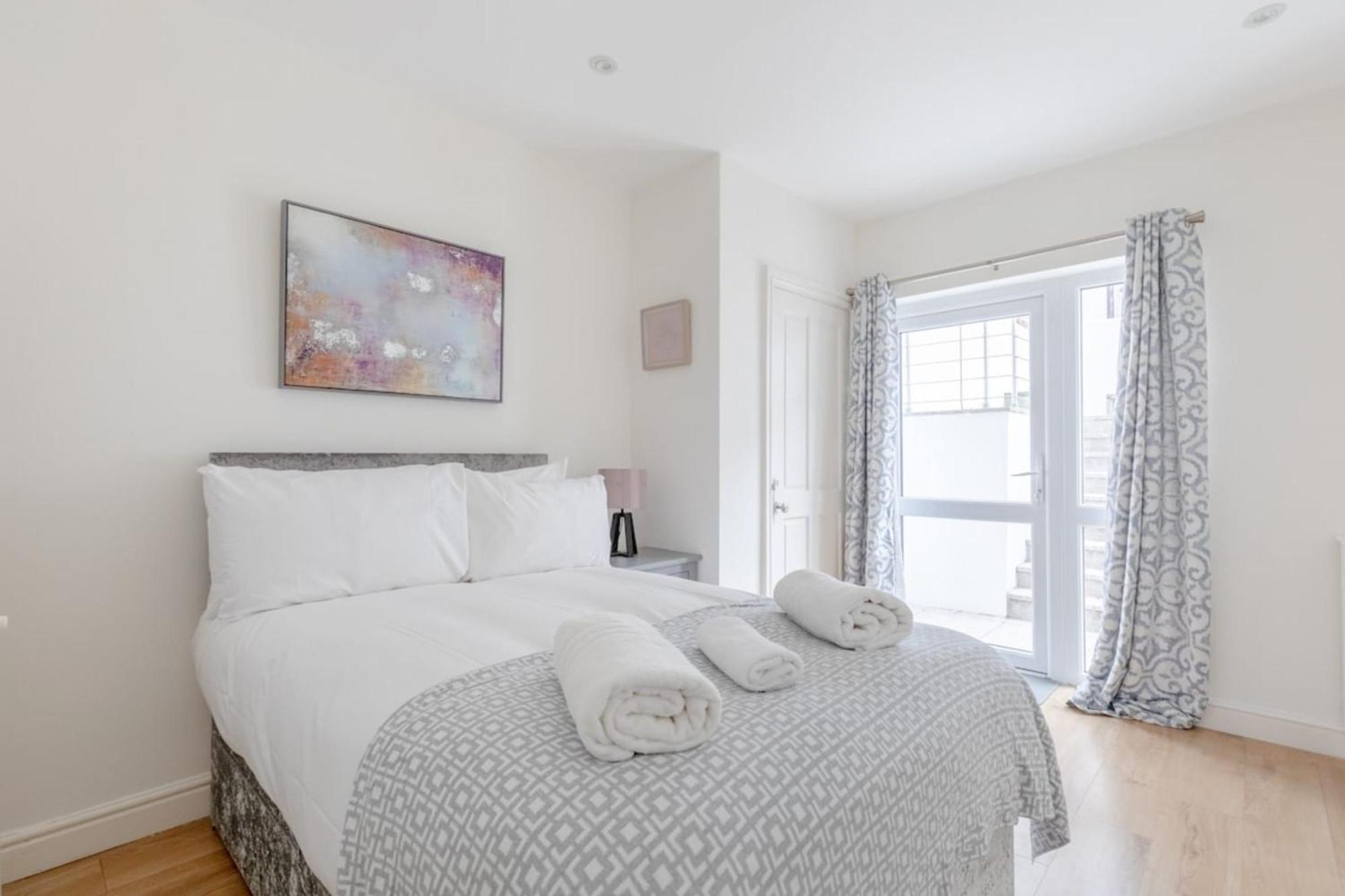 Beautifully Presented 2bd Flat Wpatio- Kensington *