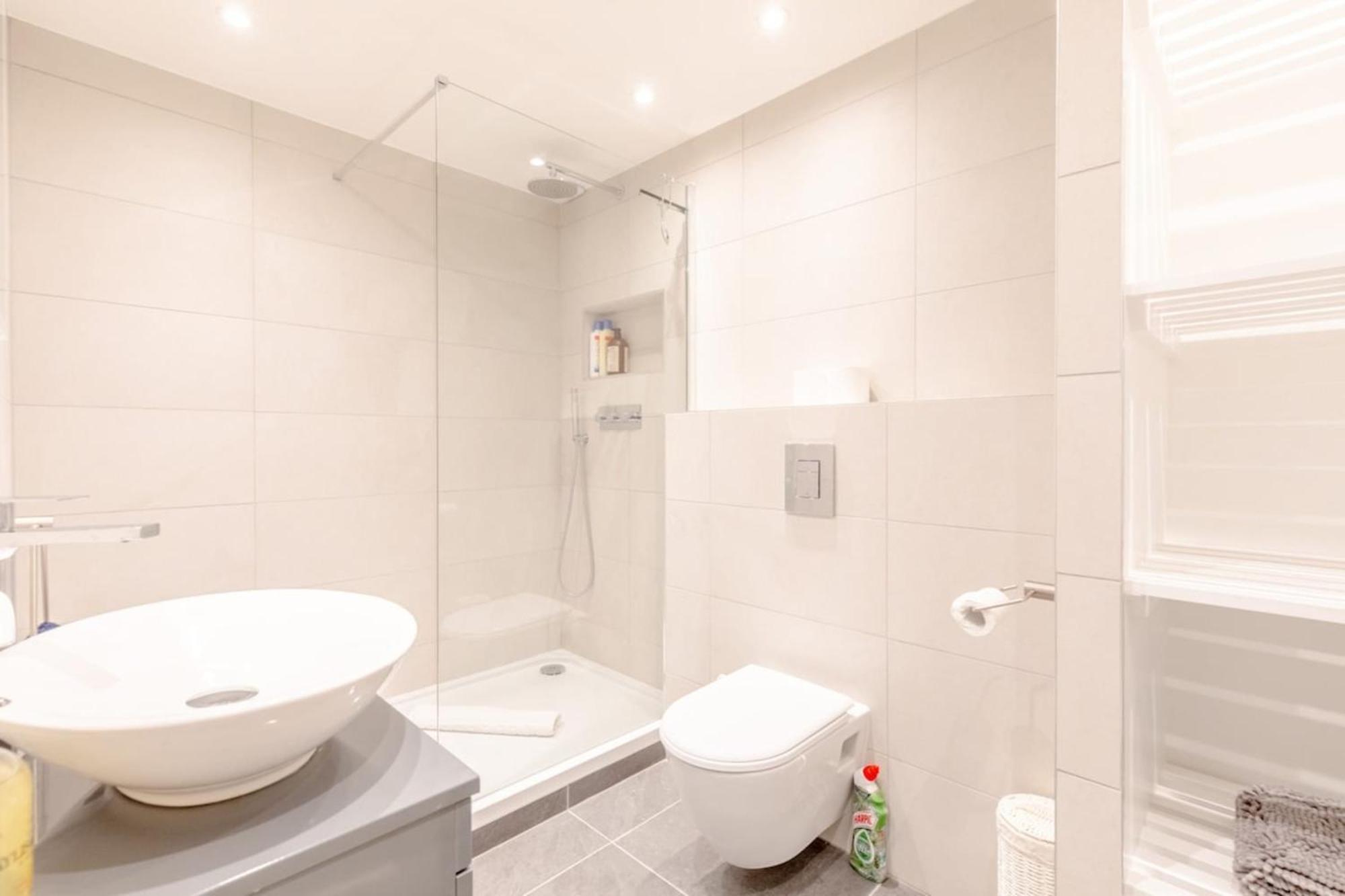 Beautifully Presented 2bd Flat Wpatio- Kensington