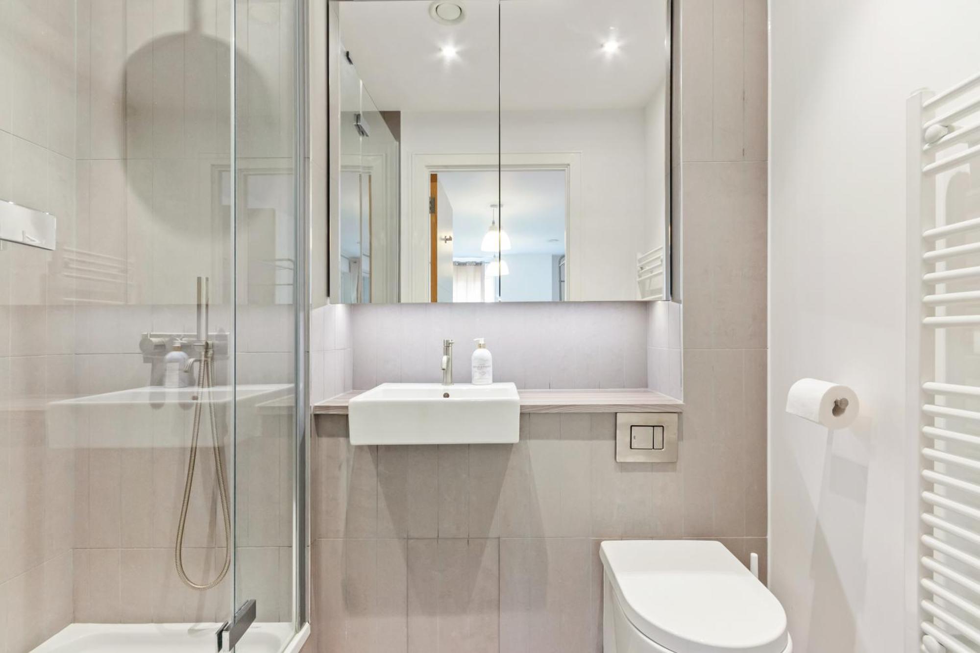 Beautiful Large 3 Bed 2 Bath Flat In Stratford Apartment *