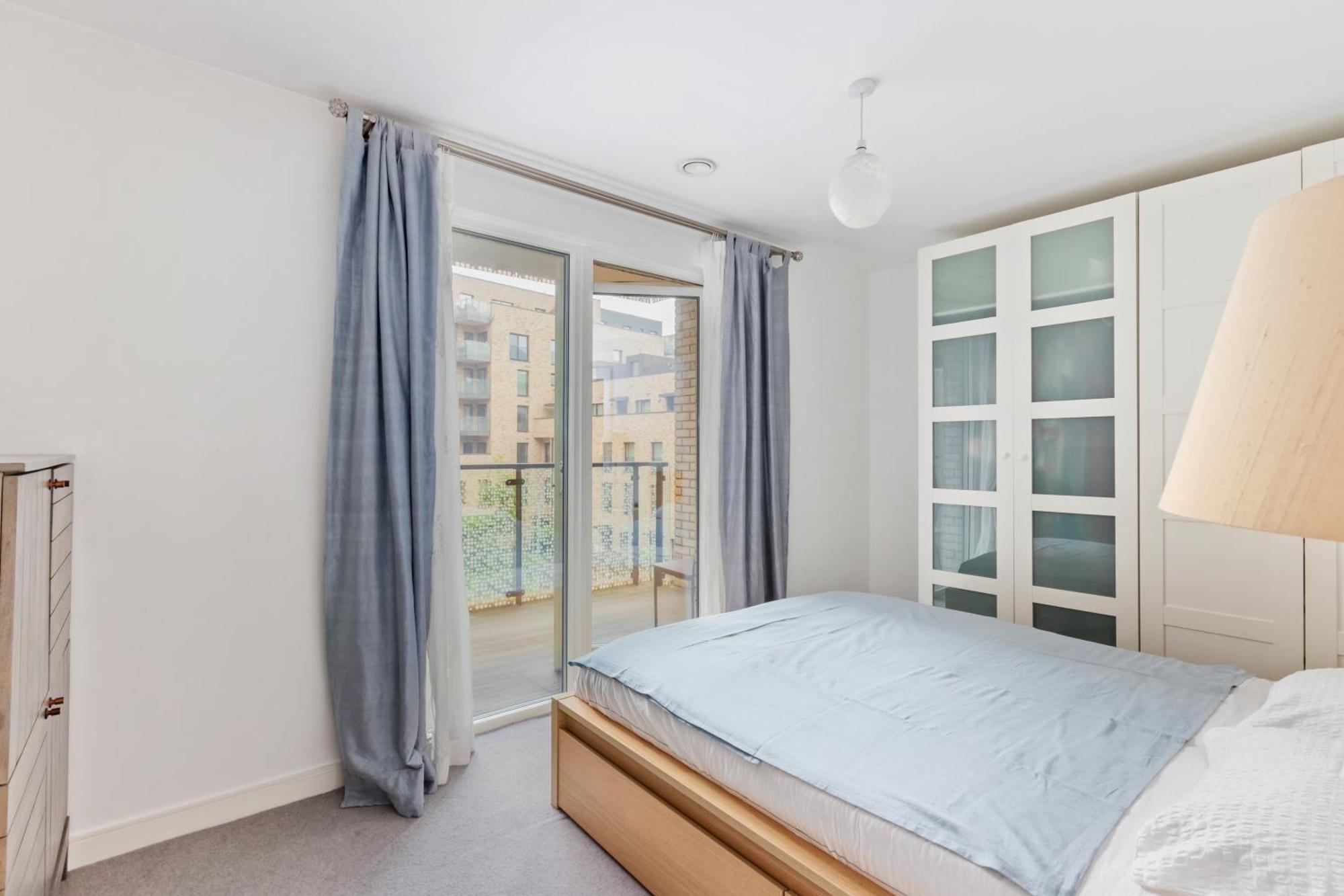 Beautiful Large 3 Bed 2 Bath Flat In Stratford Apartment *