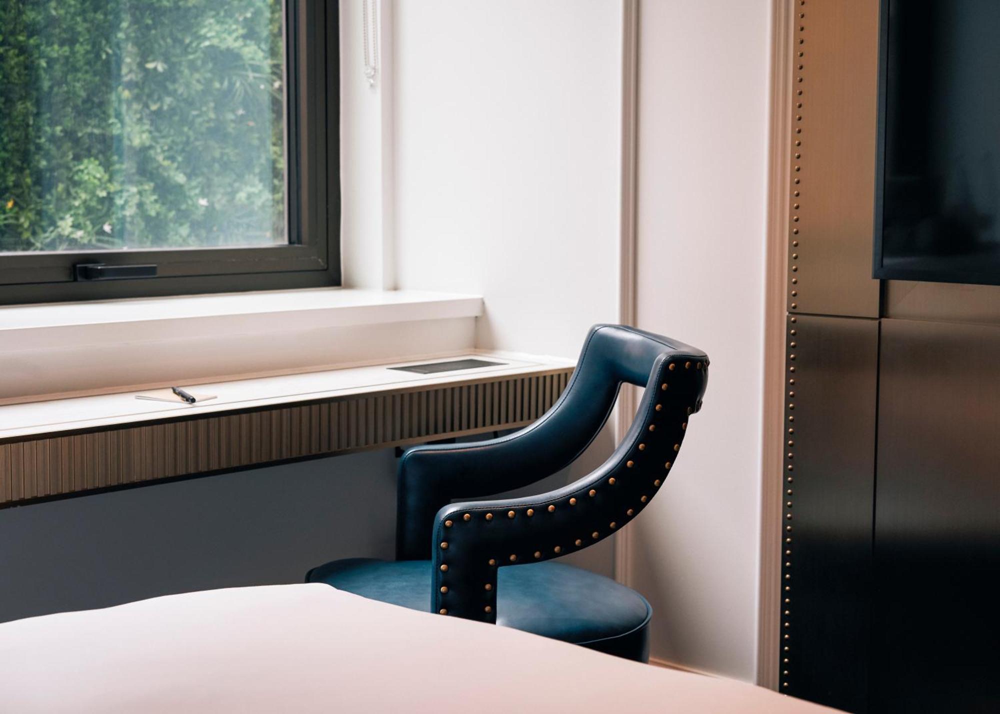 Page8, Page Hotel Londres