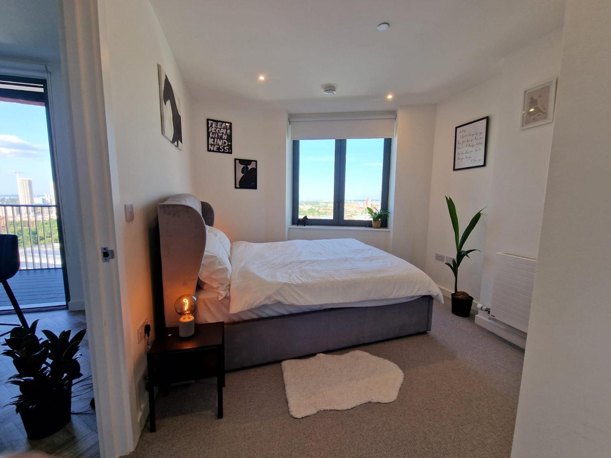 Lovely View Near Floor, 1gb Wifi, Near Canary Wharf, City, Stratford, Free Coffee, Snacks, Milk * London
