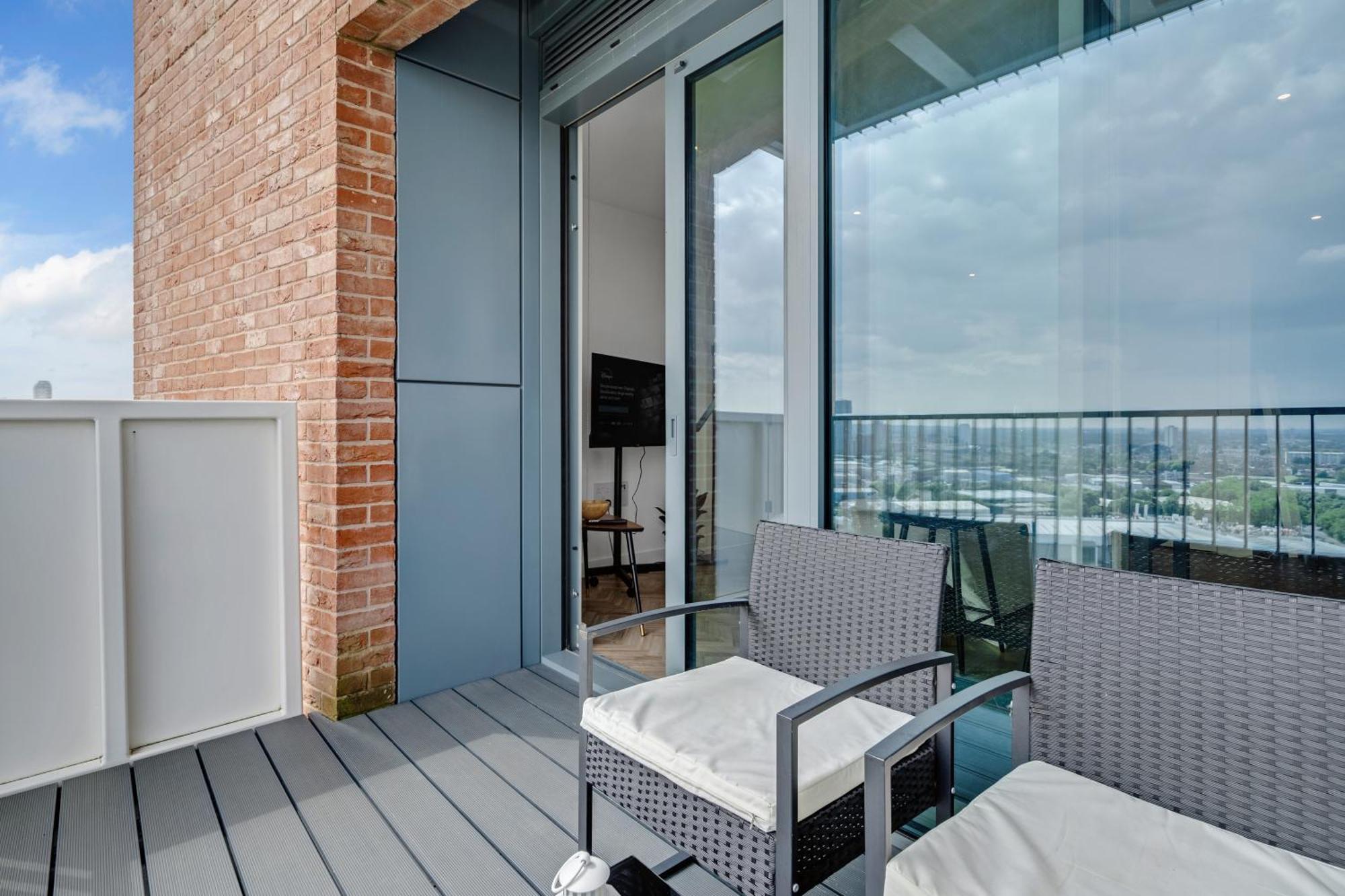 Lovely View Near Floor, 1gb Wifi, Near Canary Wharf, City, Stratford, Free Coffee, Snacks, Milk * London