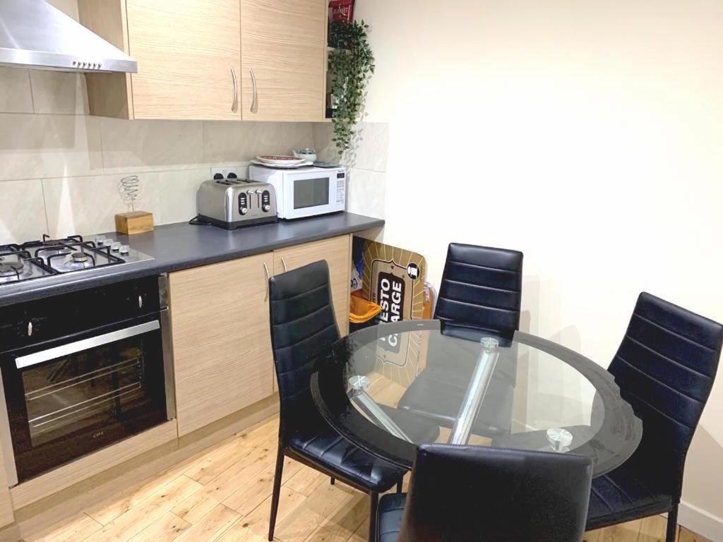 London's East End 2 Bedroom Apartment *