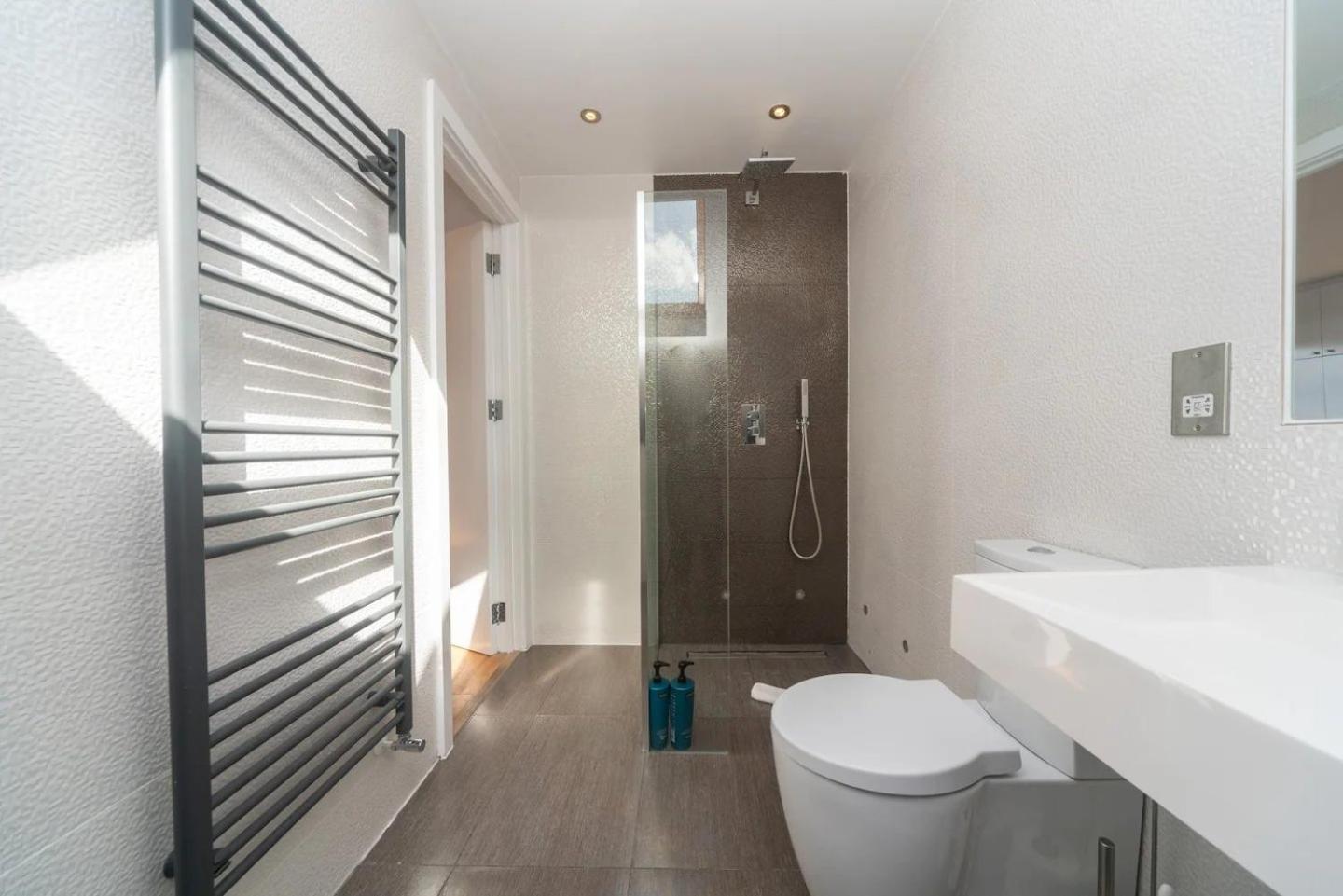 Stunning Spacious En-suite Flat - 6 Min To Trains -pass The Keys