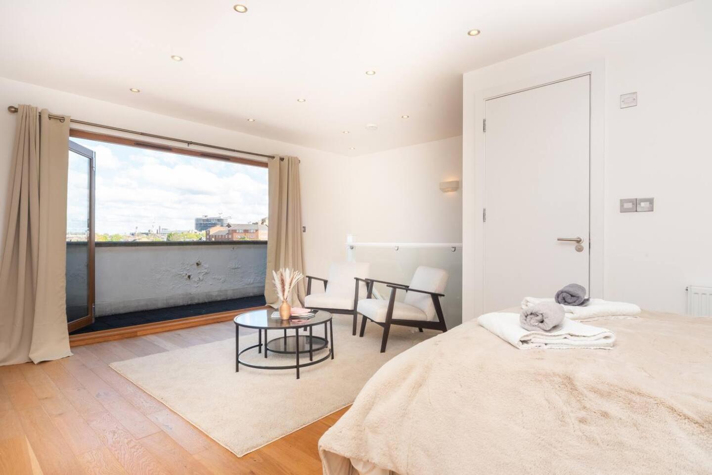 Stunning Spacious En-suite Flat - 6 Min To Trains -pass The Keys Apartment