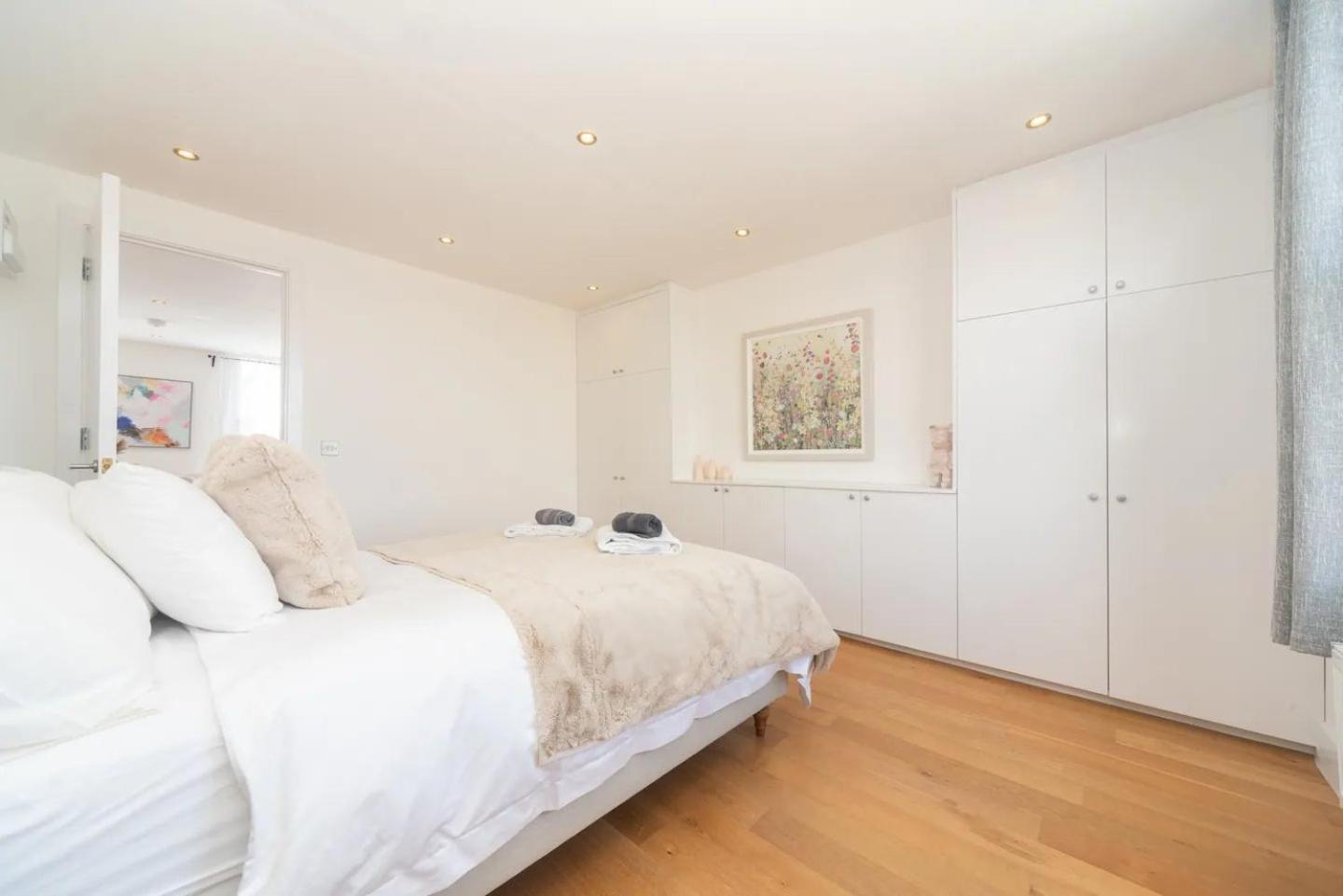 Stunning Spacious En-suite Flat - 6 Min To Trains -pass The Keys Apartment London