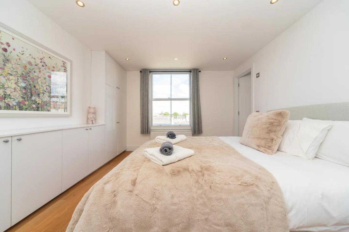 Stunning Spacious En-suite Flat - 6 Min To Trains -pass The Keys London