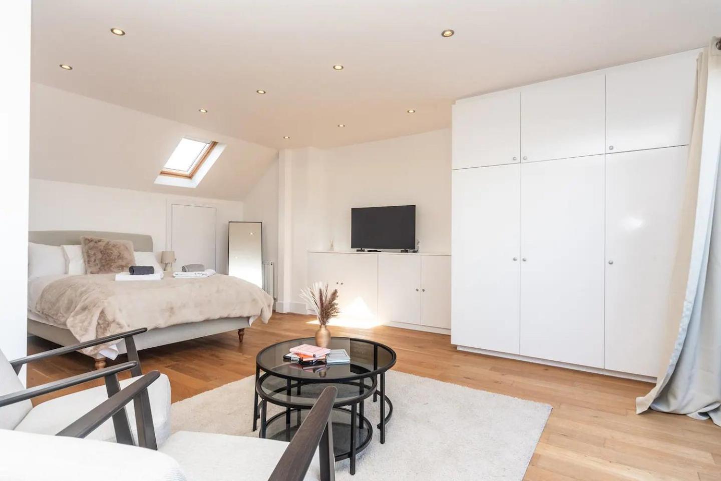 Stunning Spacious En-suite Flat - 6 Min To Trains -pass The Keys * London