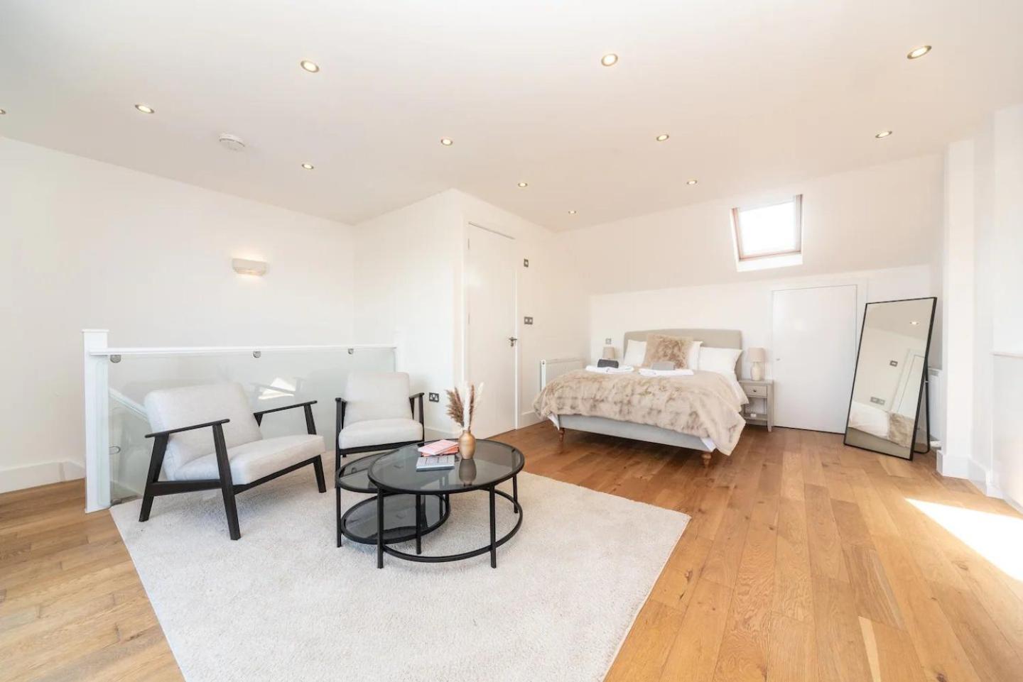 Stunning Spacious En-suite Flat - 6 Min To Trains -pass The Keys Apartment