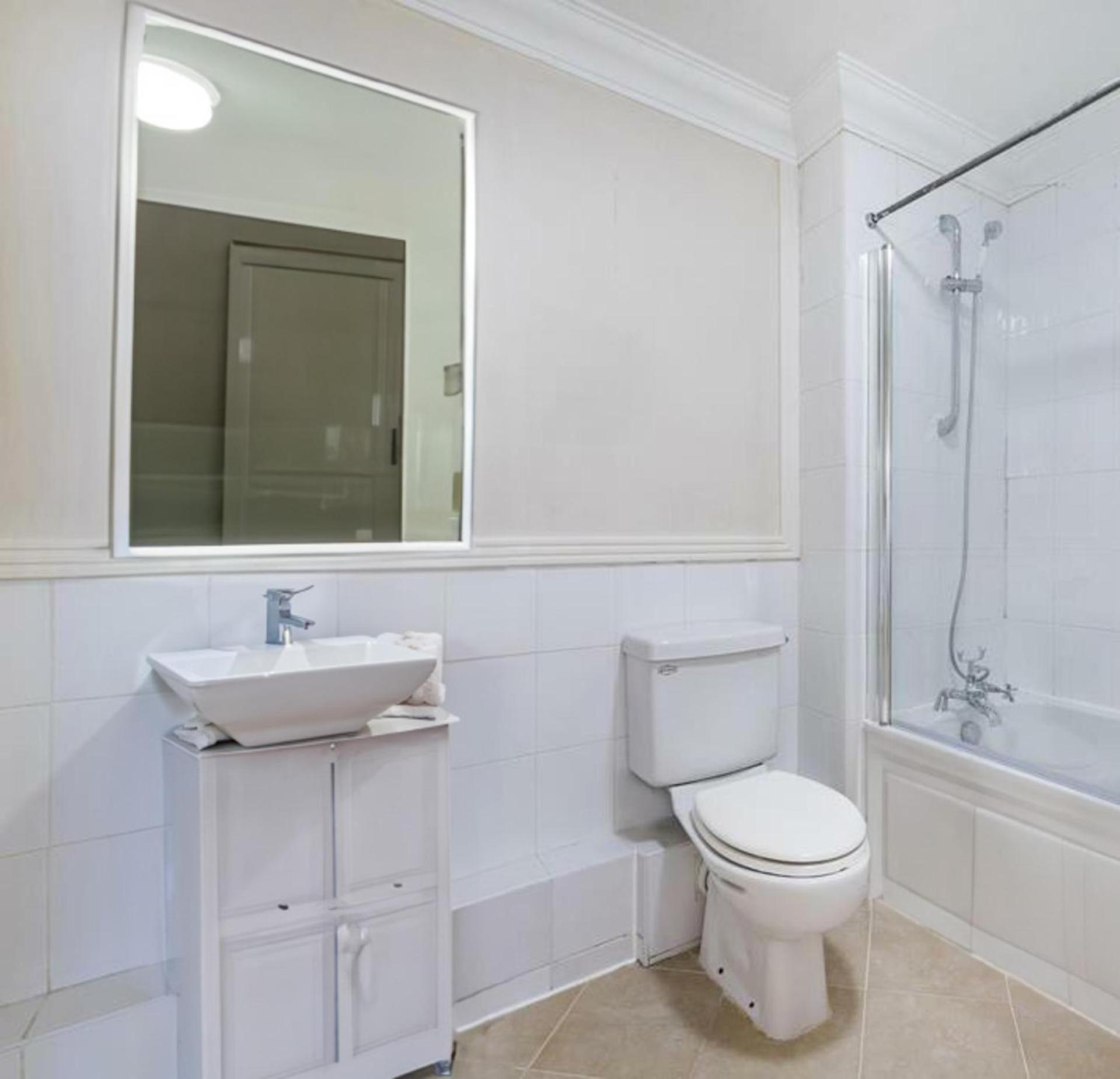 Impeccable 2-bed In Apartment