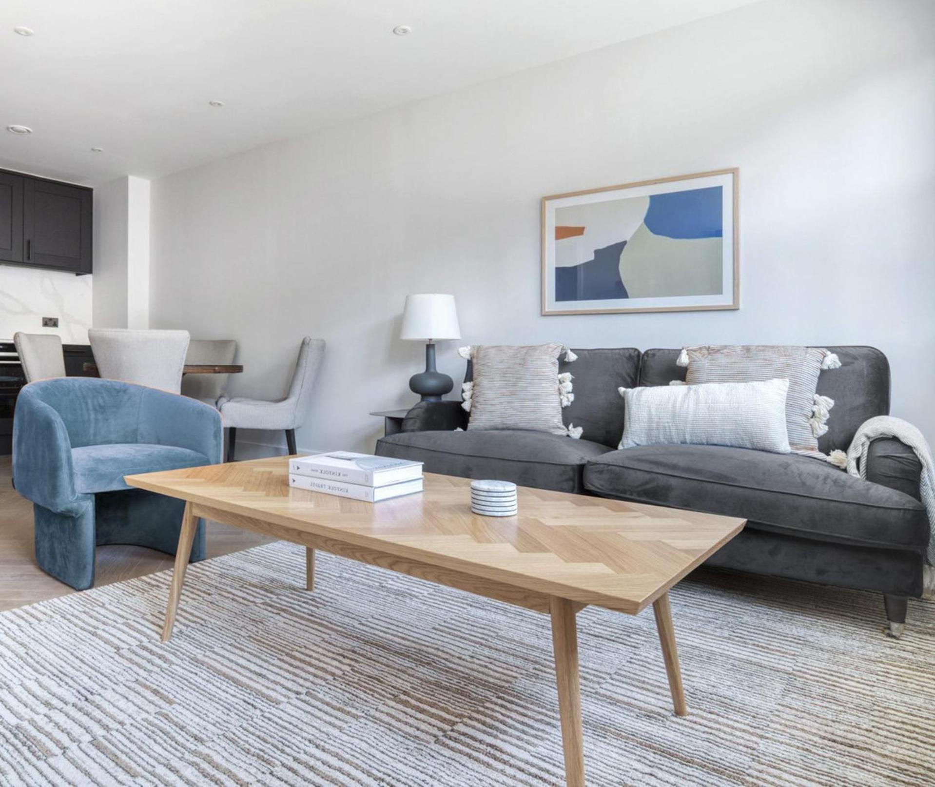 Impeccable 2-bed In Apartment *
