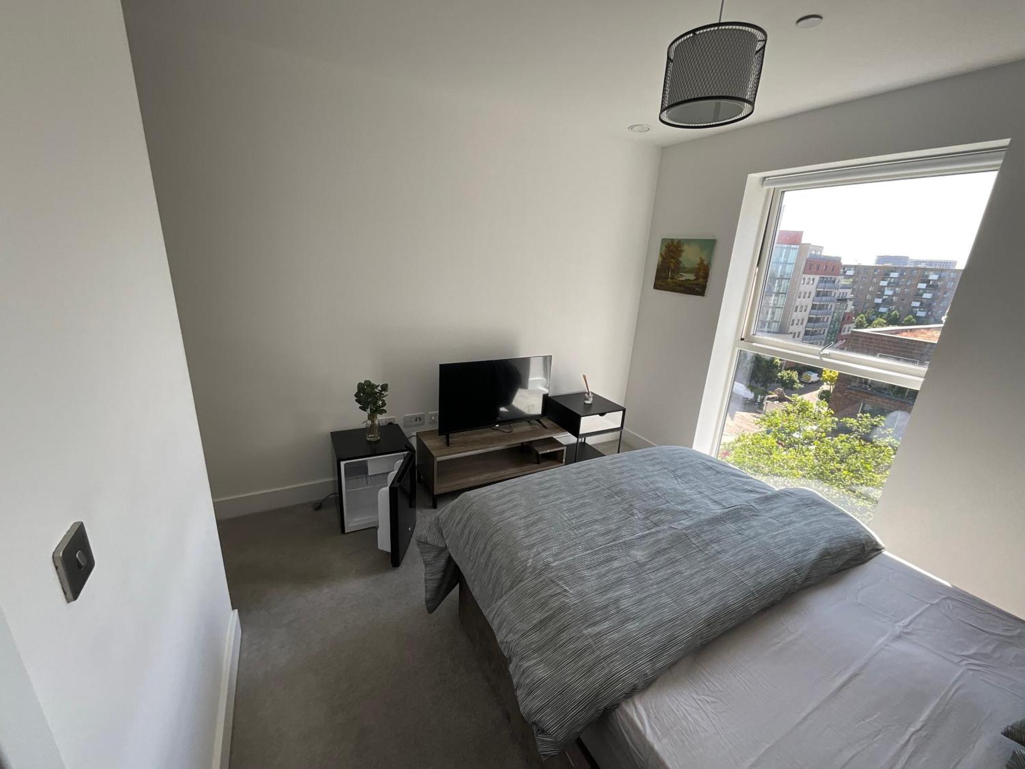 Apartamento 1br Gem In Shared Near O2 Arena & Excel With Patio, Private Bath, Free Parking & Garden Londres