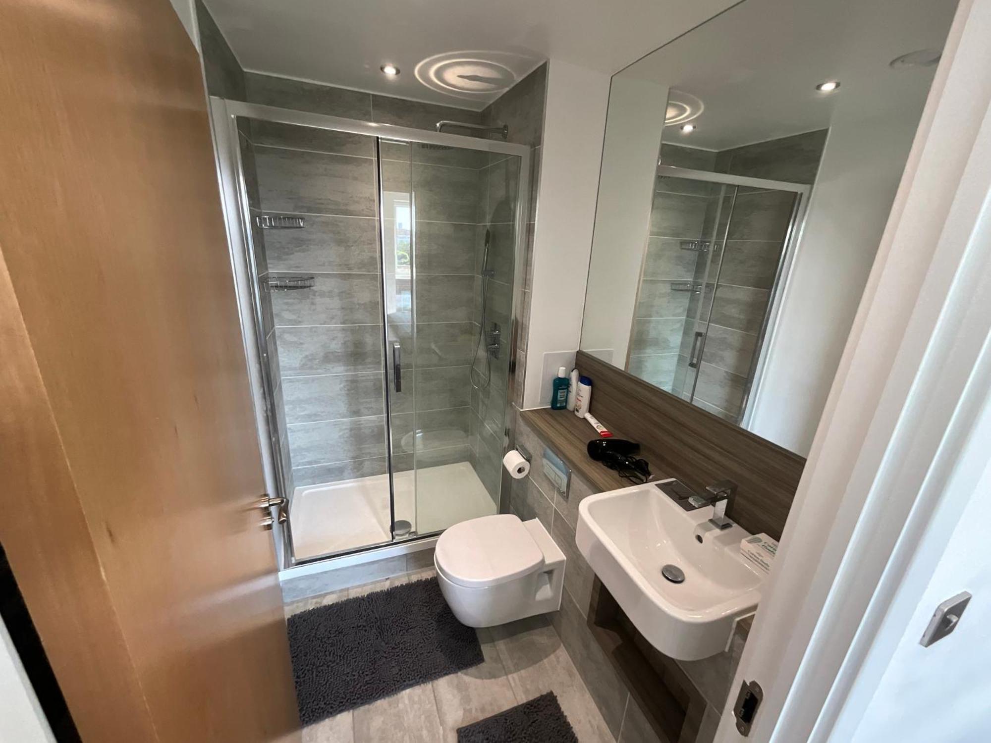 Apartamento 1br Gem In Shared Near O2 Arena & Excel With Patio, Private Bath, Free Parking & Garden