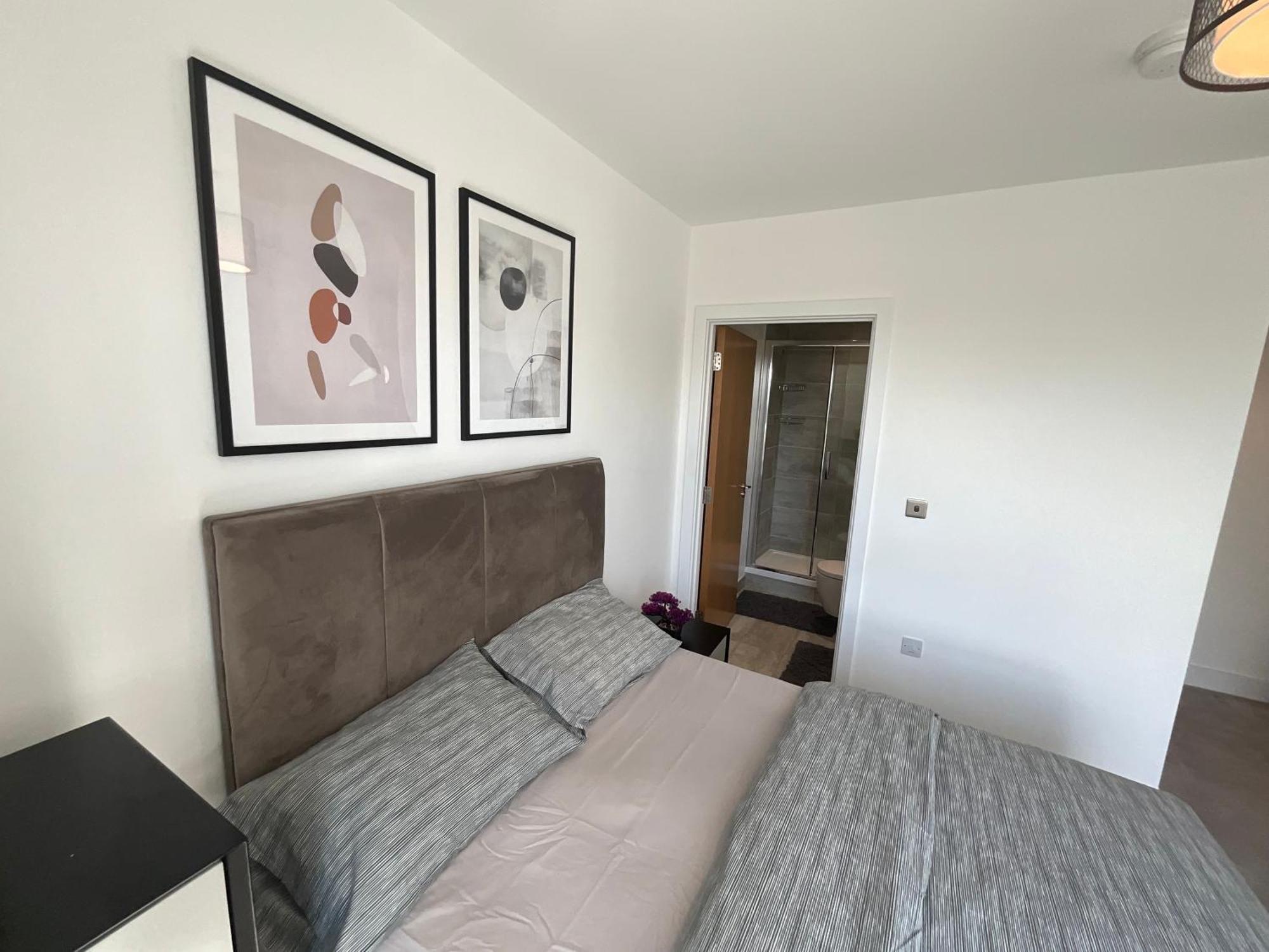 Apartamento 1br Gem In Shared Near O2 Arena & Excel With Patio, Private Bath, Free Parking & Garden