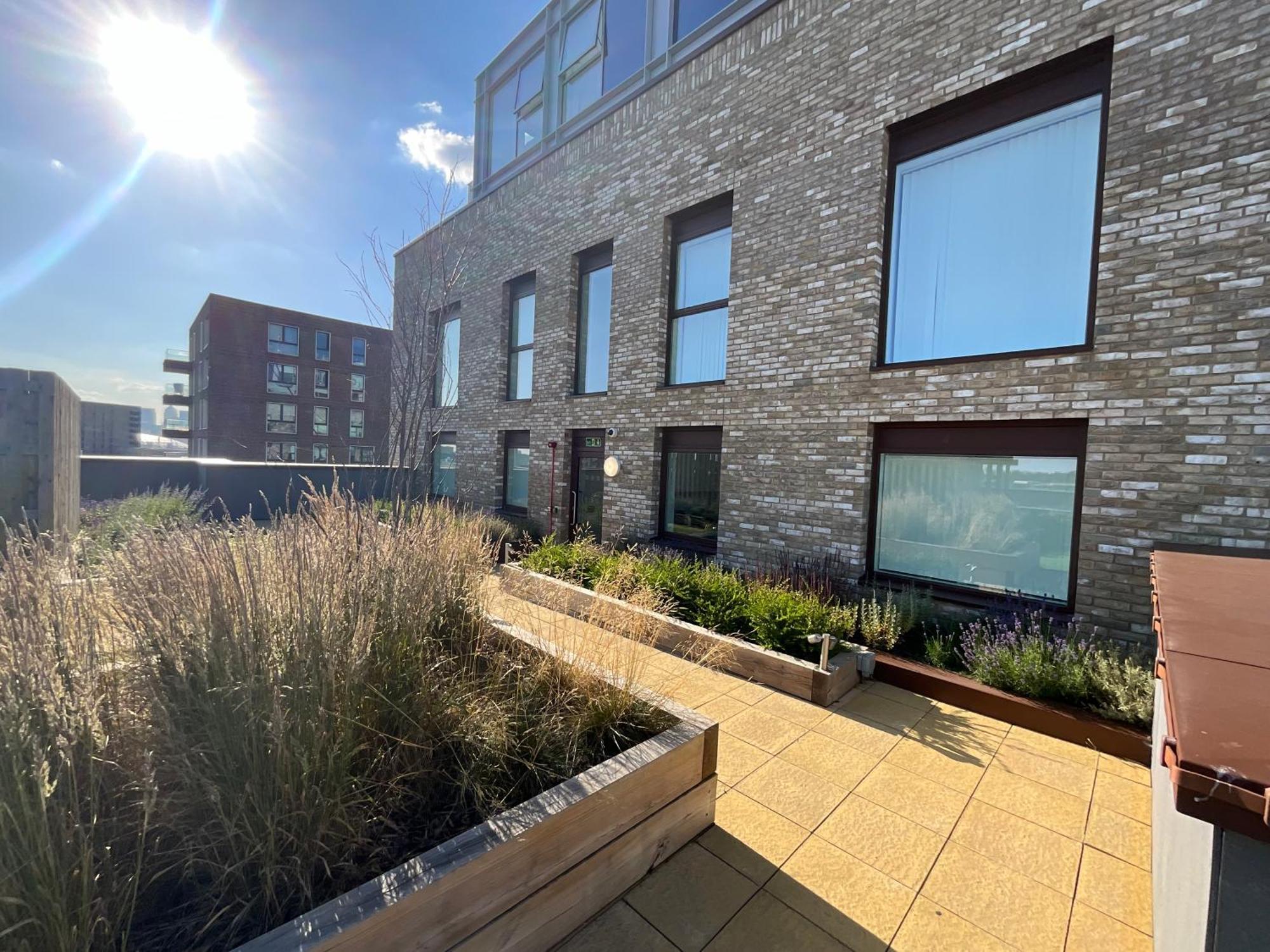 Apartamento 1br Gem In Shared Near O2 Arena & Excel With Patio, Private Bath, Free Parking & Garden *