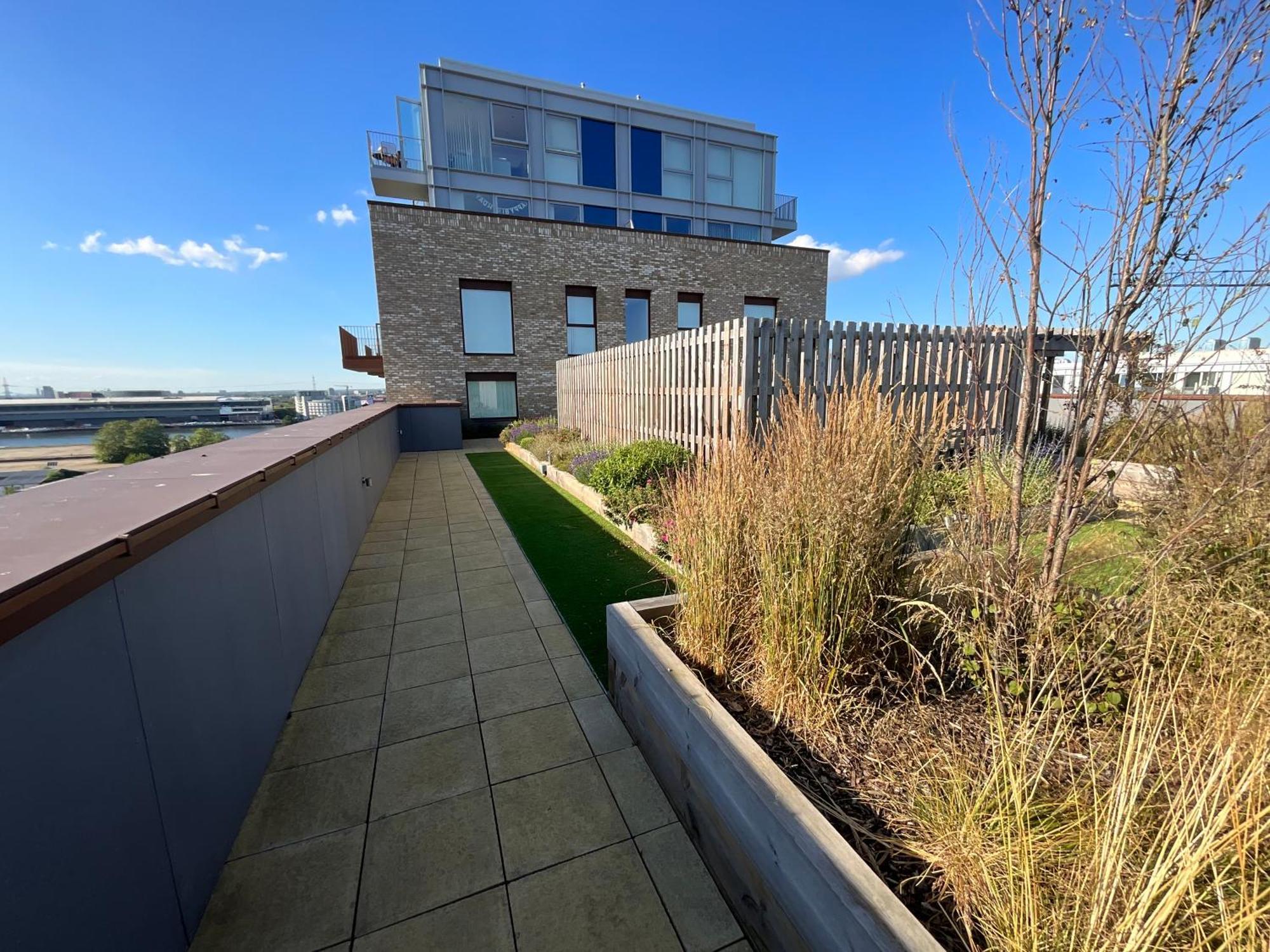 Apartamento 1br Gem In Shared Near O2 Arena & Excel With Patio, Private Bath, Free Parking & Garden
