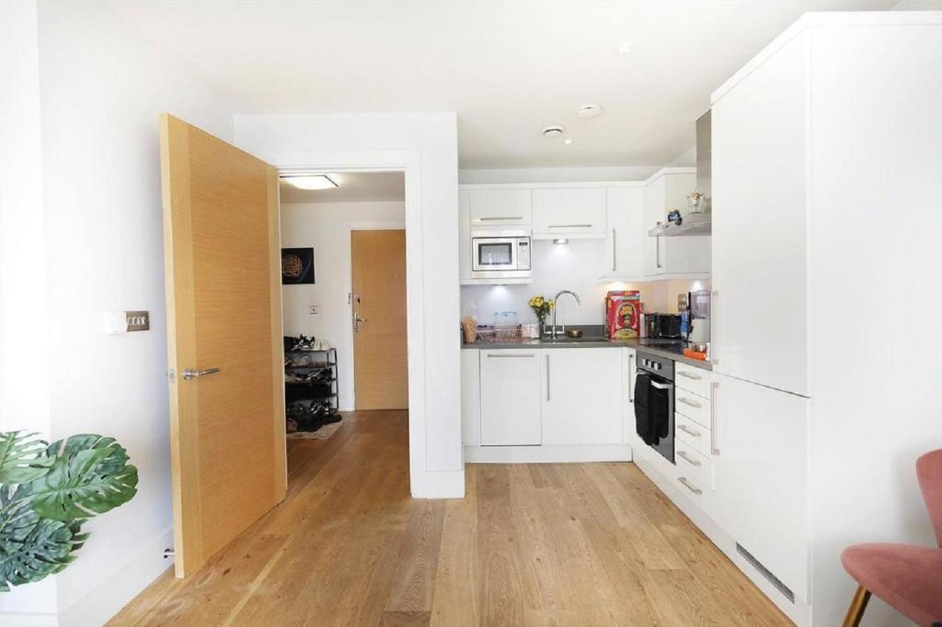 Exquisite One Bed With View And Near Tube Apartment