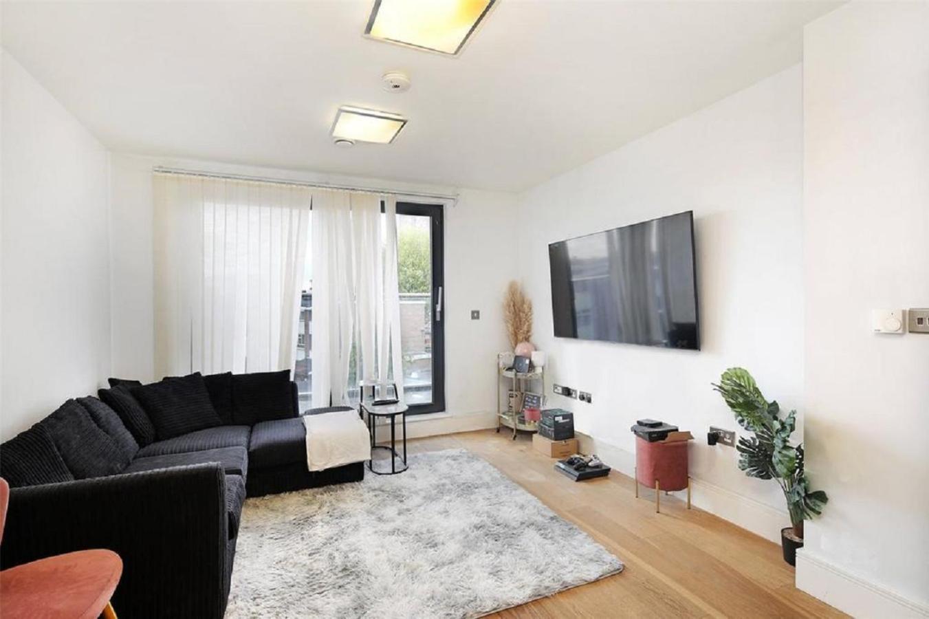Exquisite One Bed With View And Near Tube Apartment London