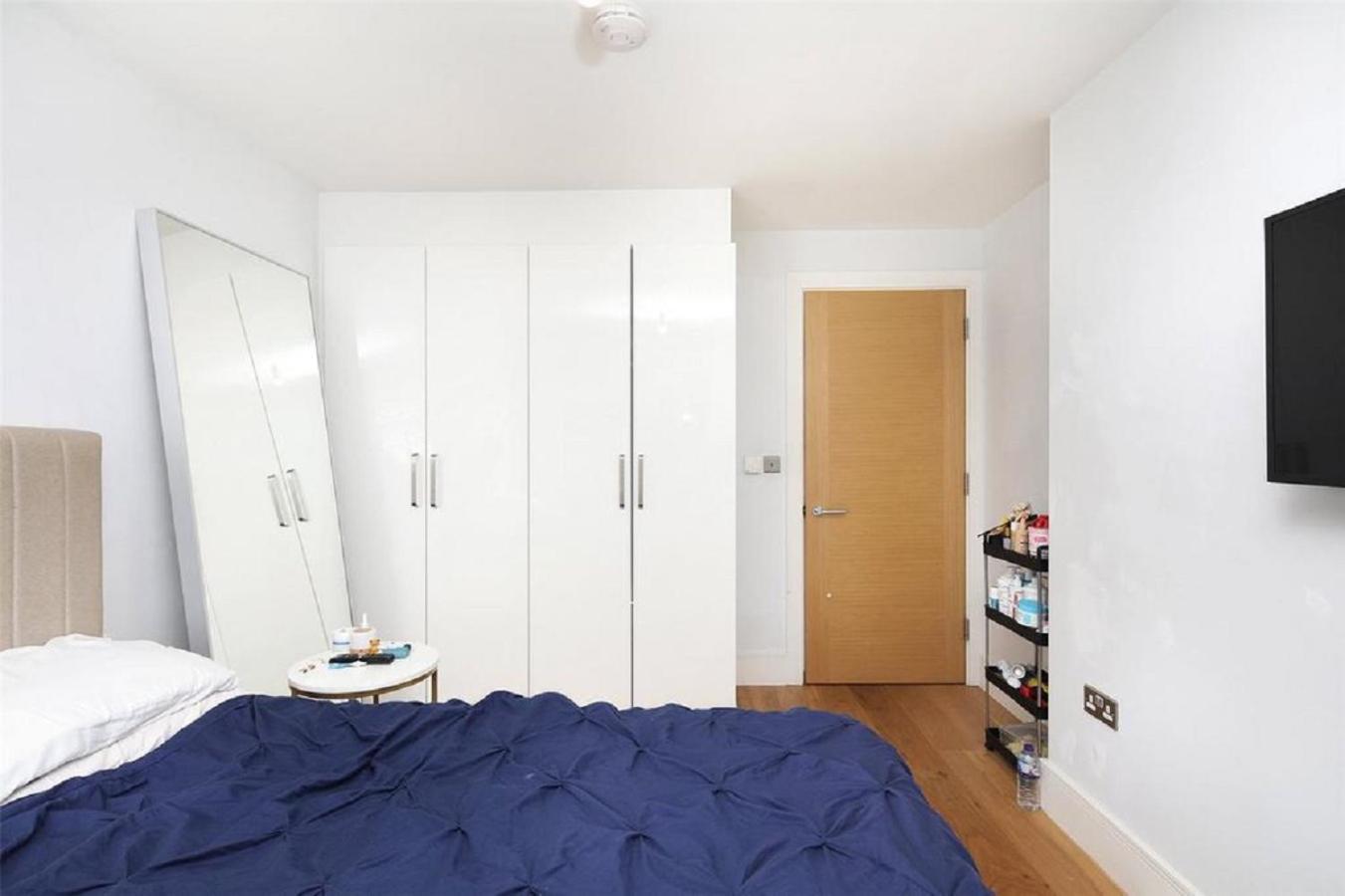 Exquisite One Bed With View And Near Tube Apartment