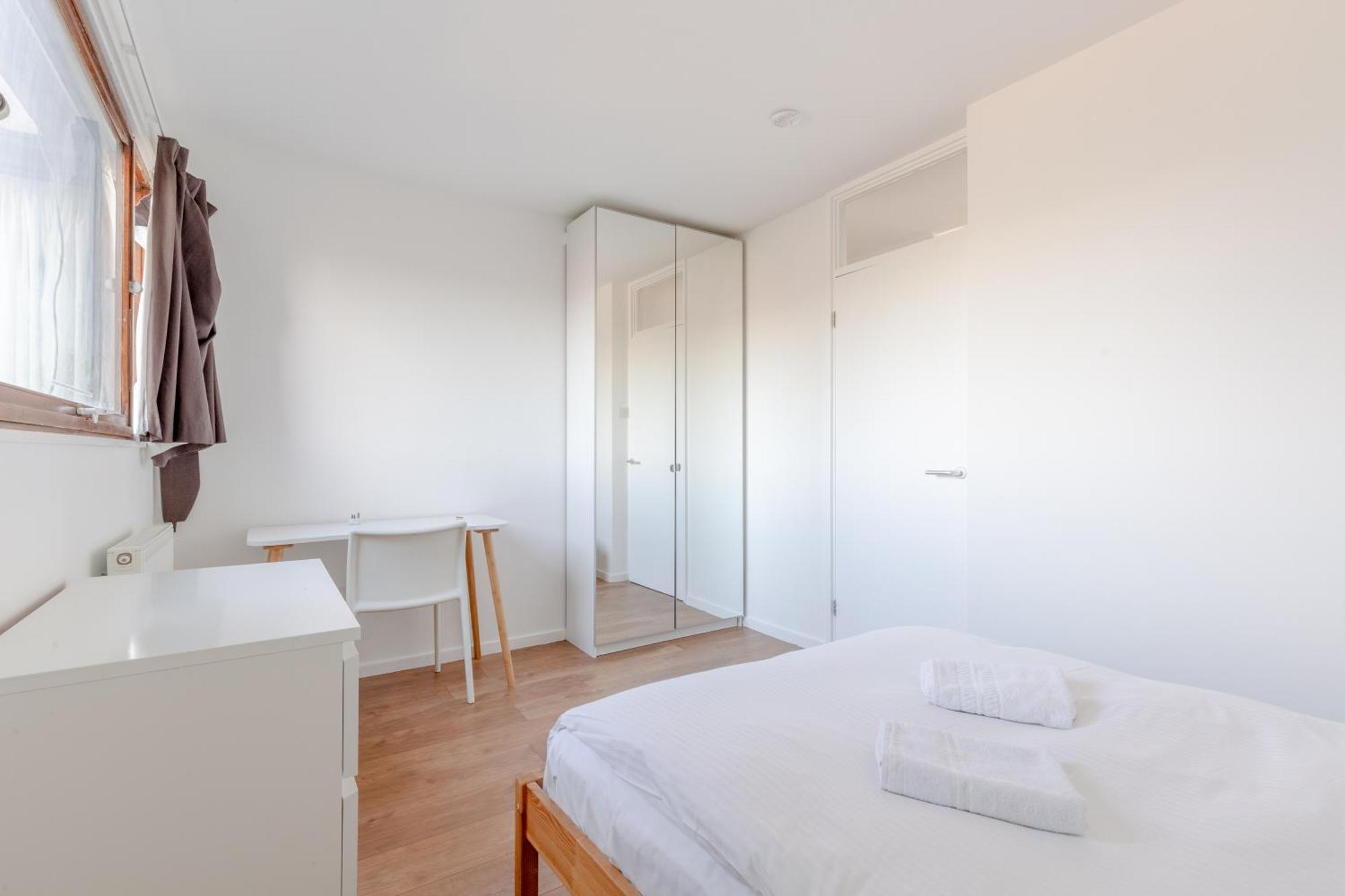 Unique Spacious Central 3 Bedroom With Rooftop Terrace Apartment *