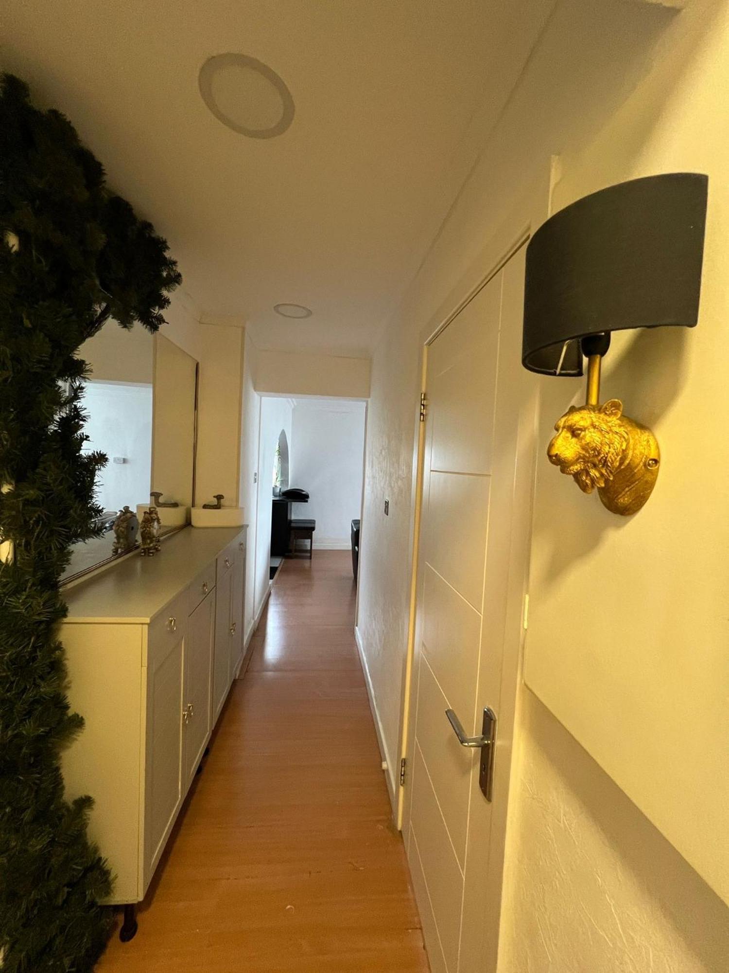 Apartment 2 Bedroom Flat In Zone 1 East With Parking *