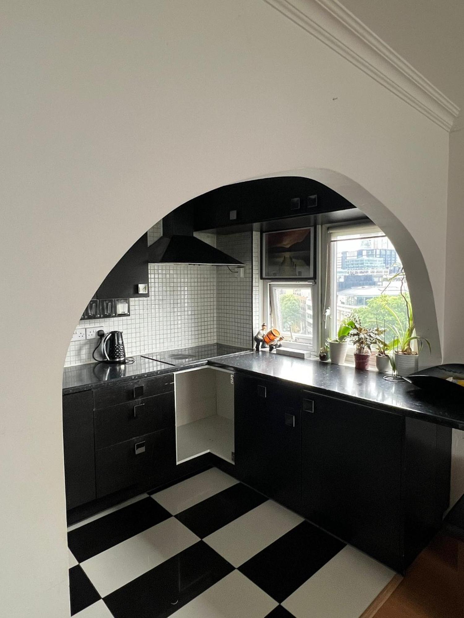 2 Bedroom Flat In Zone 1 East With Parking London