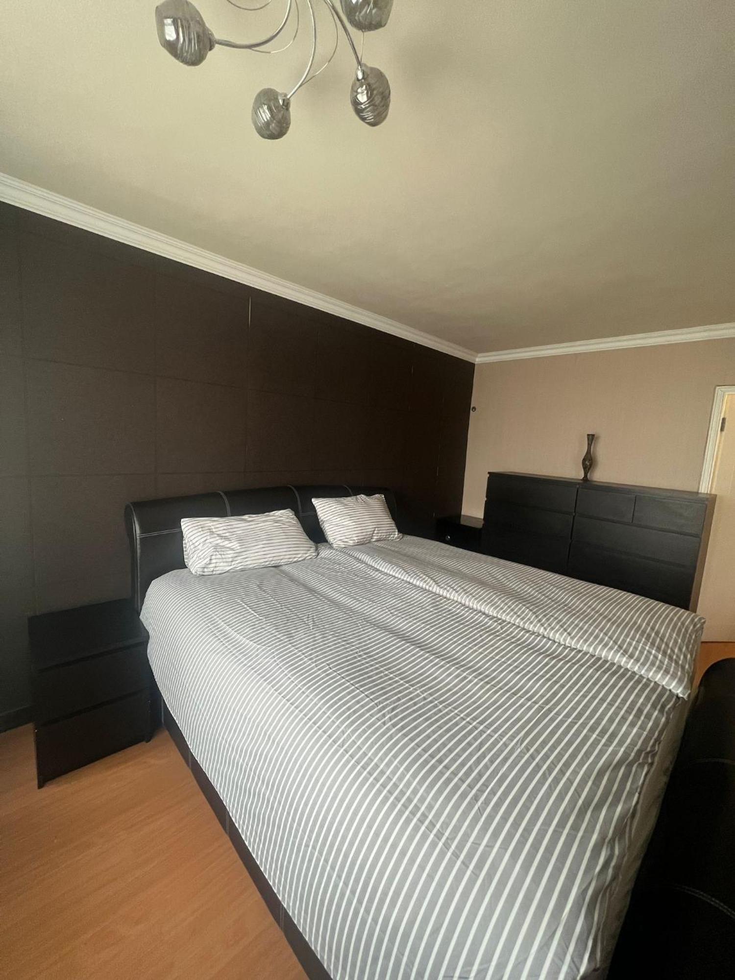 2 Bedroom Flat In Zone 1 East With Parking *