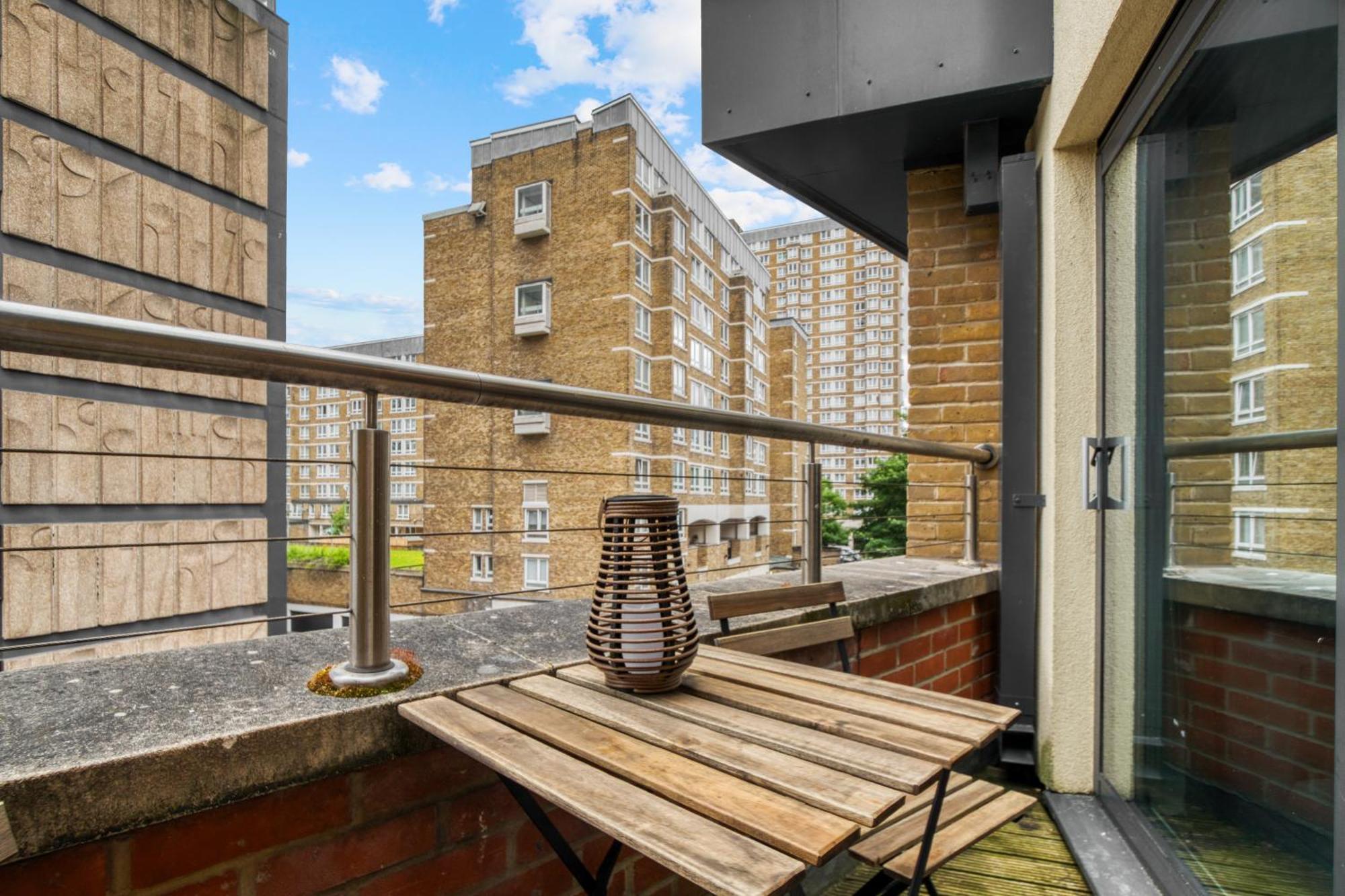 A Vibrant 2 Bed & 2 Bath In Old Street Zone 1 Apartment