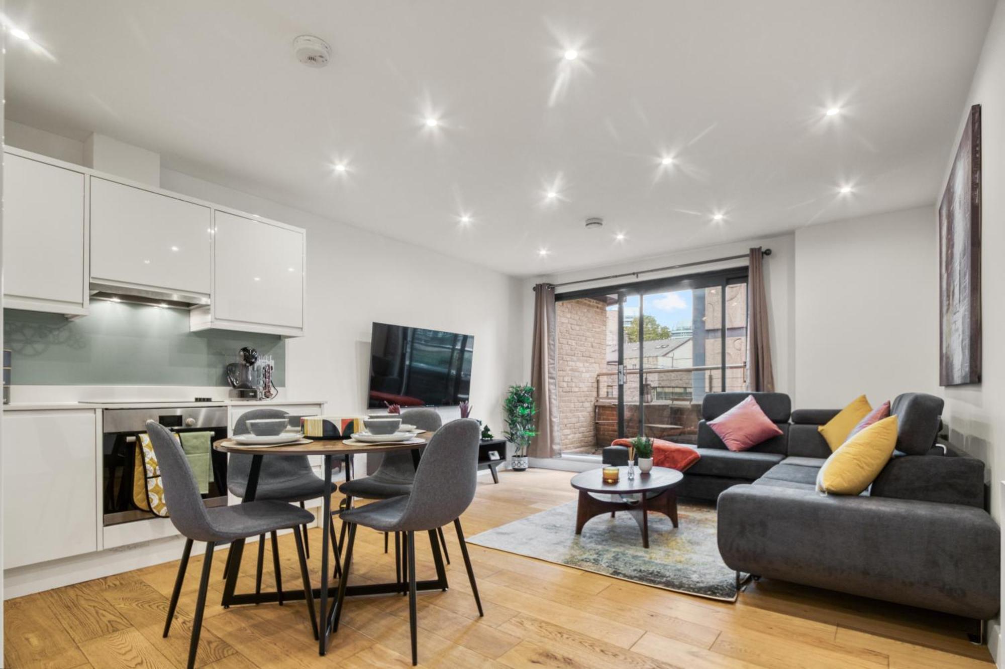 A Vibrant 2 Bed & 2 Bath In Old Street Zone 1 Apartment *