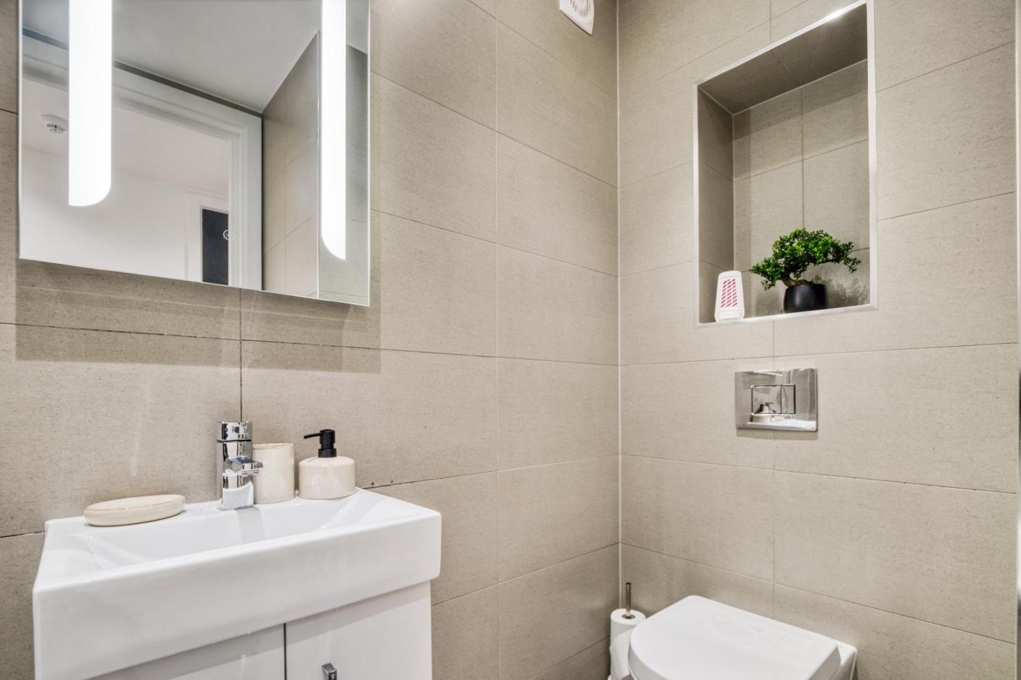 Apartment A Vibrant 2 Bed & 2 Bath In Old Street Zone 1