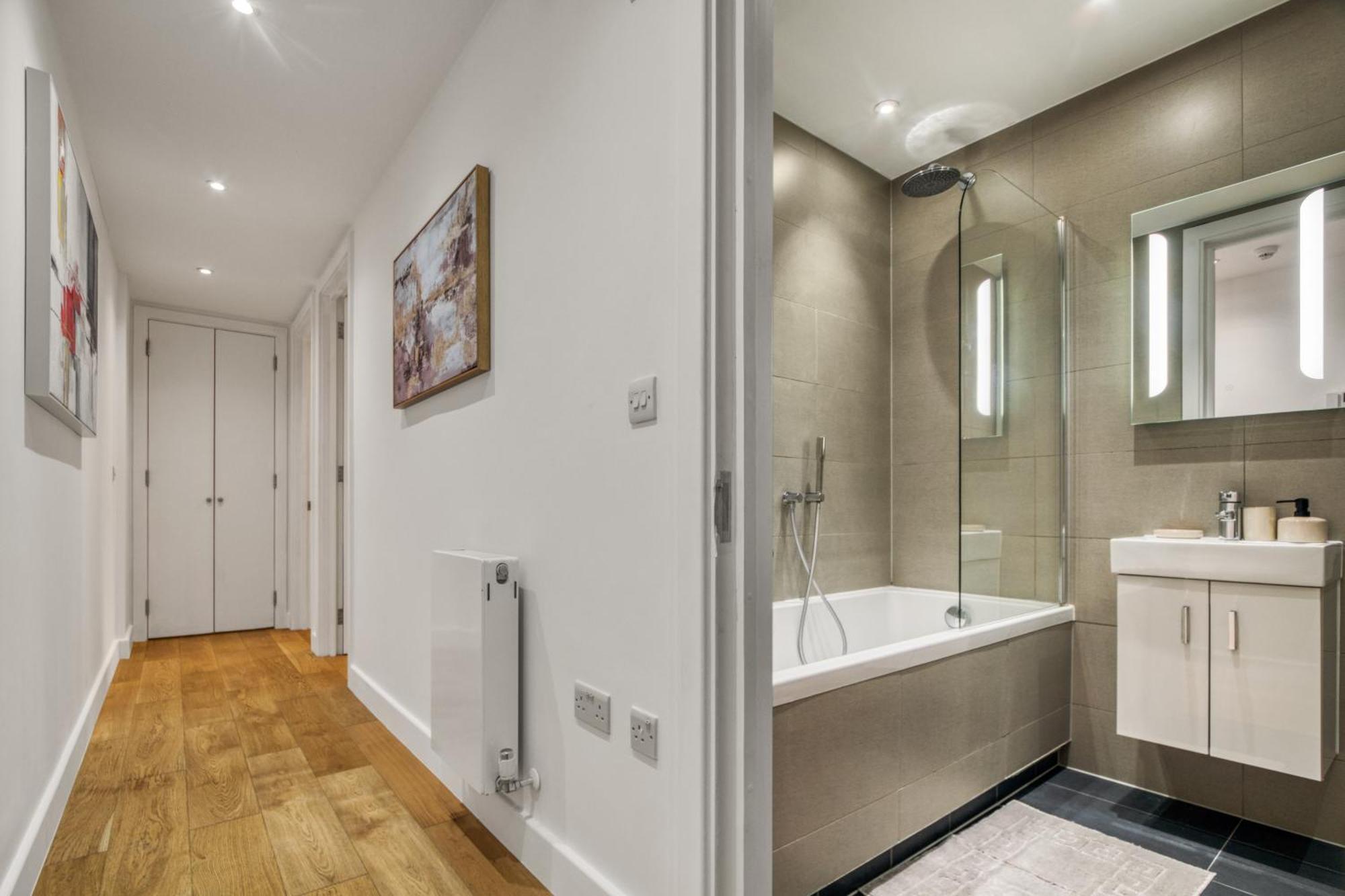 A Vibrant 2 Bed & 2 Bath In Old Street Zone 1 Apartment *