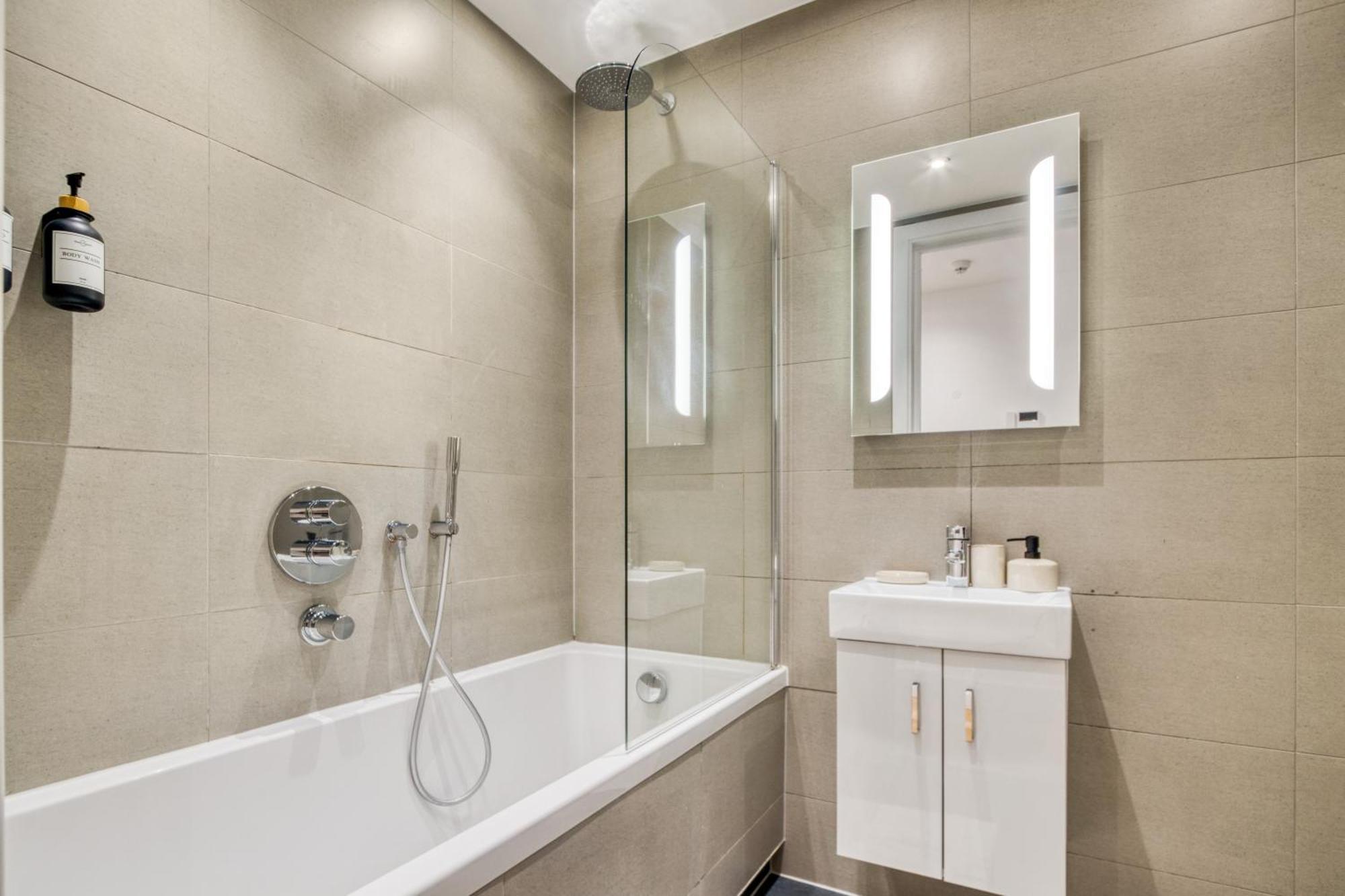 A Vibrant 2 Bed & 2 Bath In Old Street Zone 1 Apartment