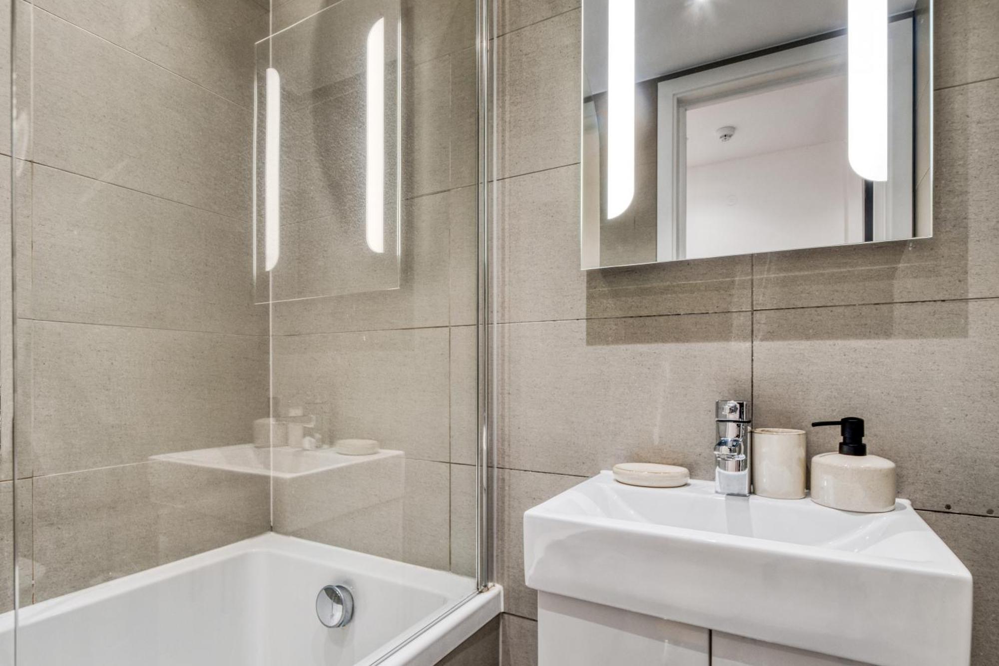Apartment A Vibrant 2 Bed & 2 Bath In Old Street Zone 1 London