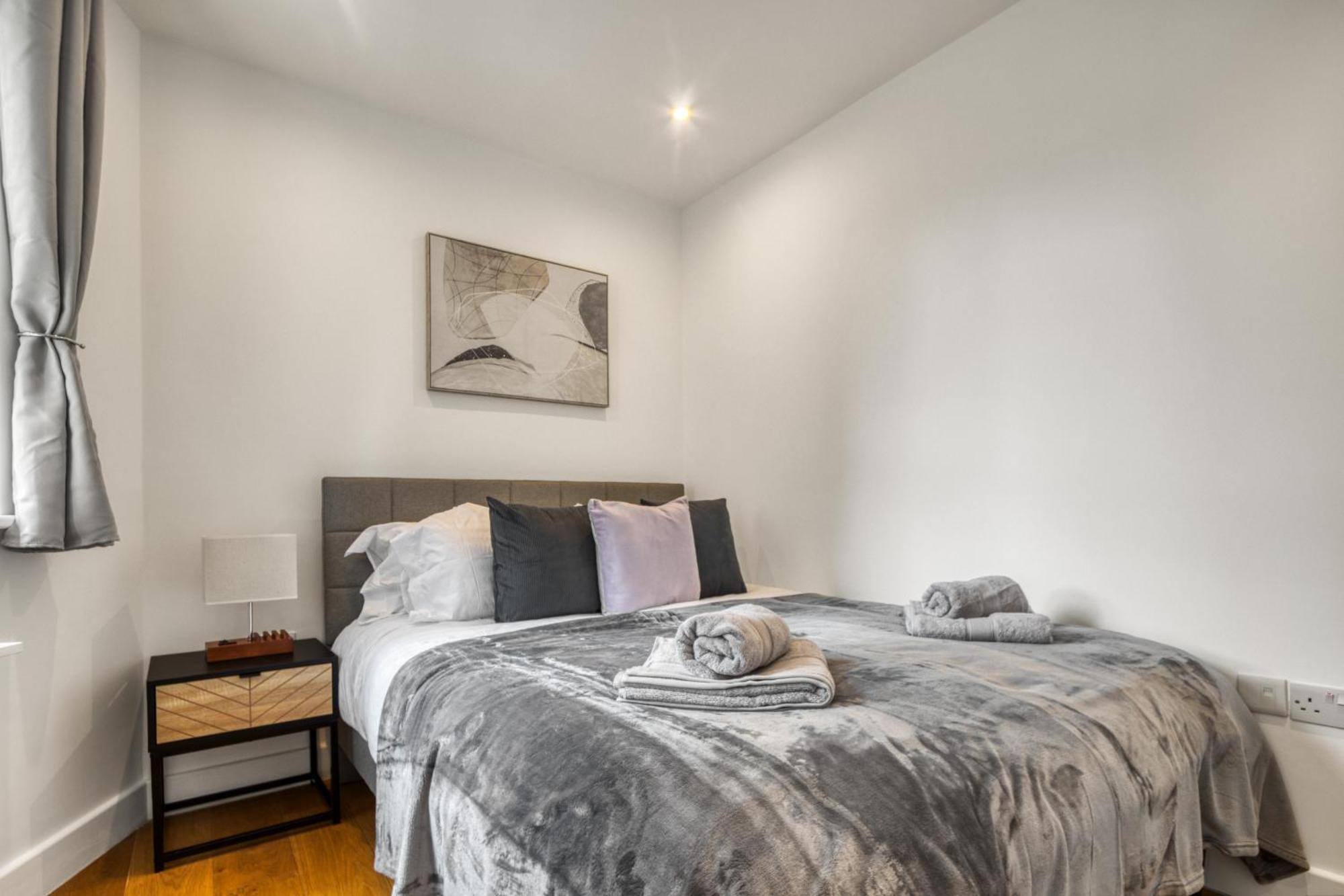 A Vibrant 2 Bed & 2 Bath In Old Street Zone 1 Apartment *