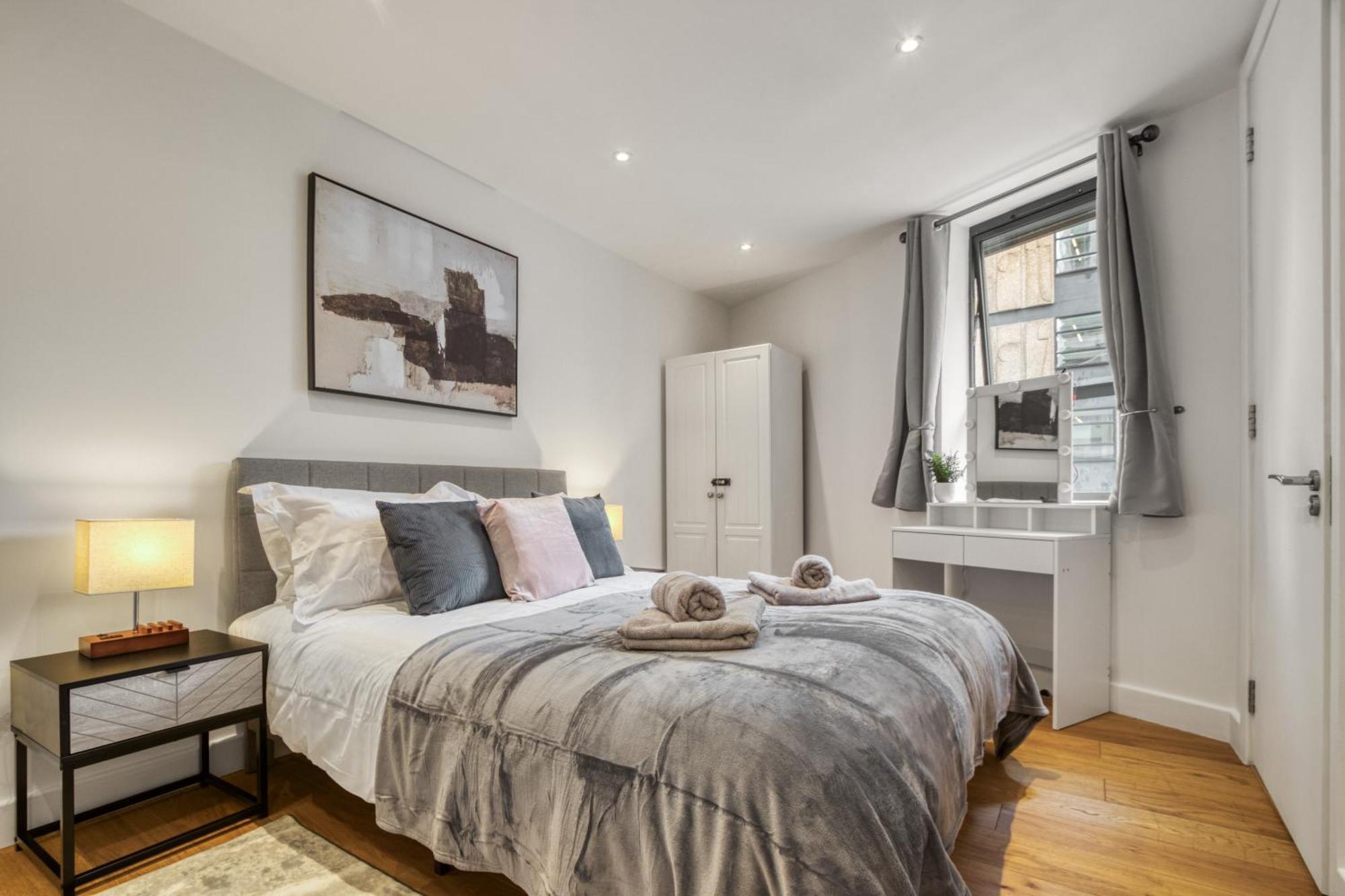 A Vibrant 2 Bed & 2 Bath In Old Street Zone 1 Apartment London