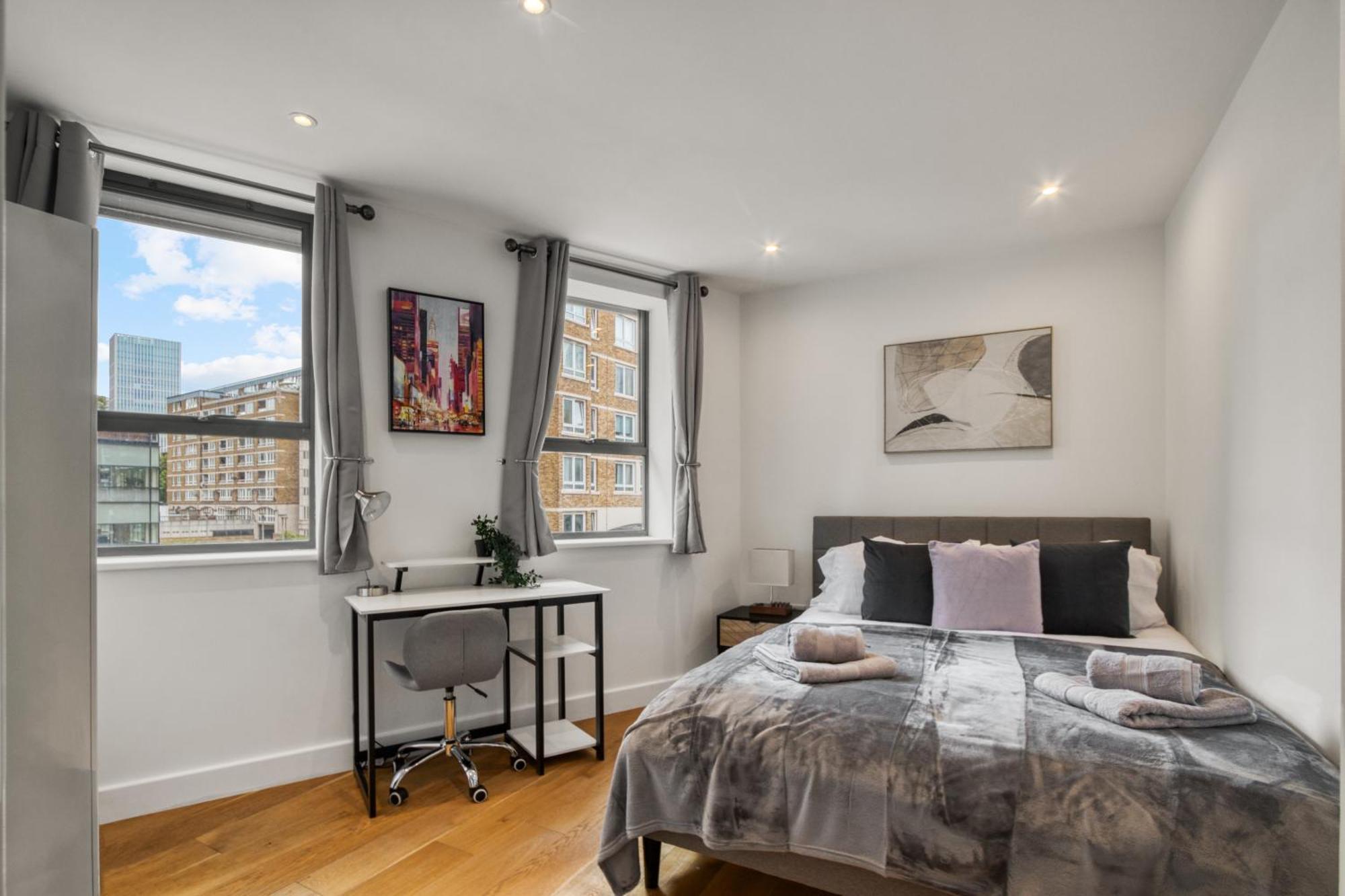 A Vibrant 2 Bed & 2 Bath In Old Street Zone 1 Apartment