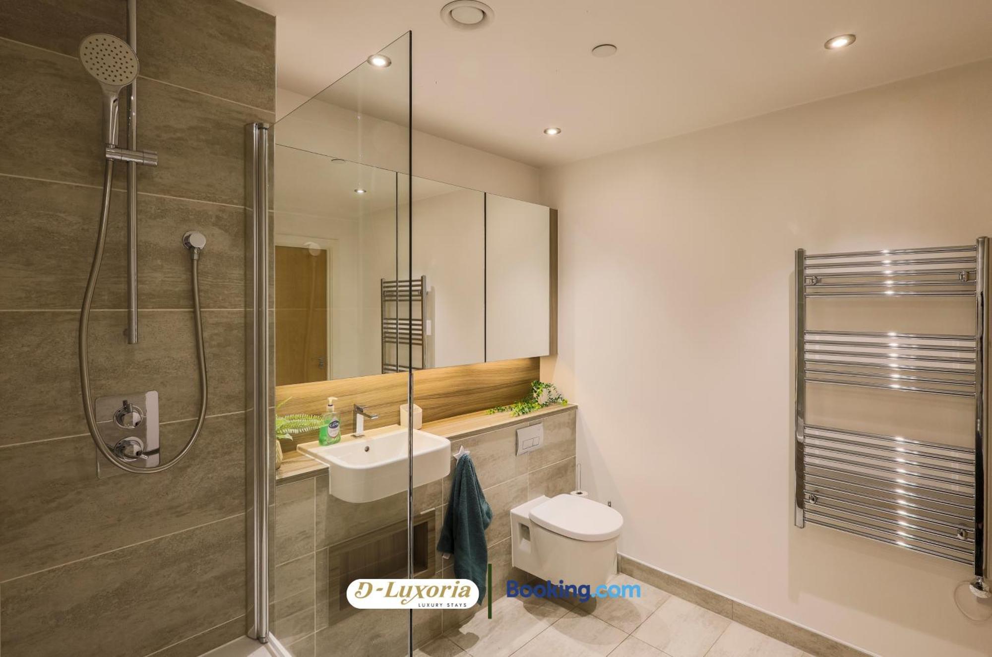 Stylish 2br By Dluxoria Short Lets & Serviced Greater With Pet Friendly, Free Wifi & Free Parking Apartamento *