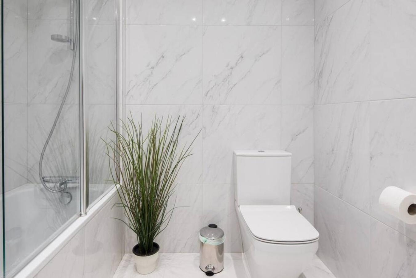 Steps From Hyde Park 2br 2bath Sleeps 6