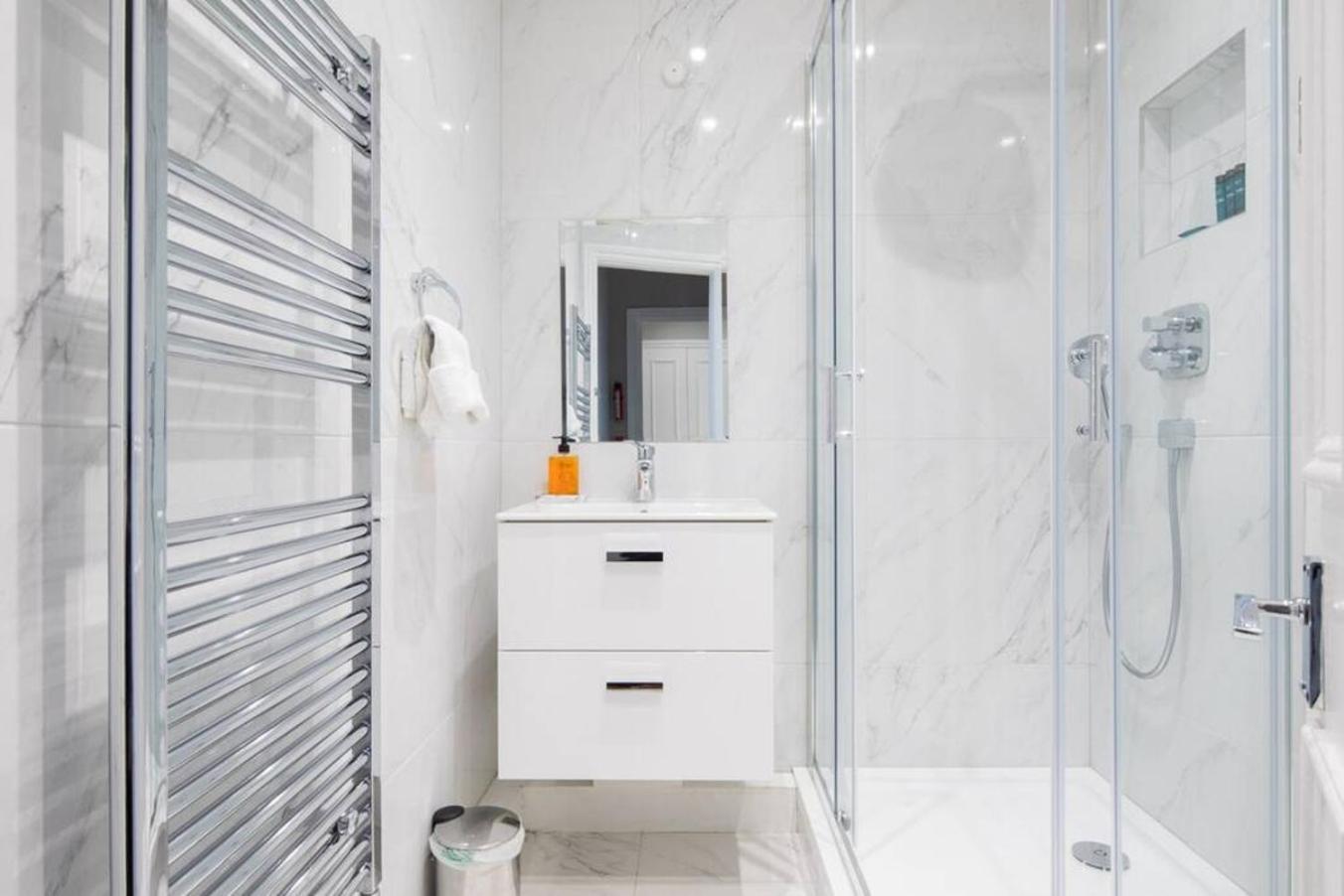 Steps From Hyde Park 2br 2bath Sleeps 6 *