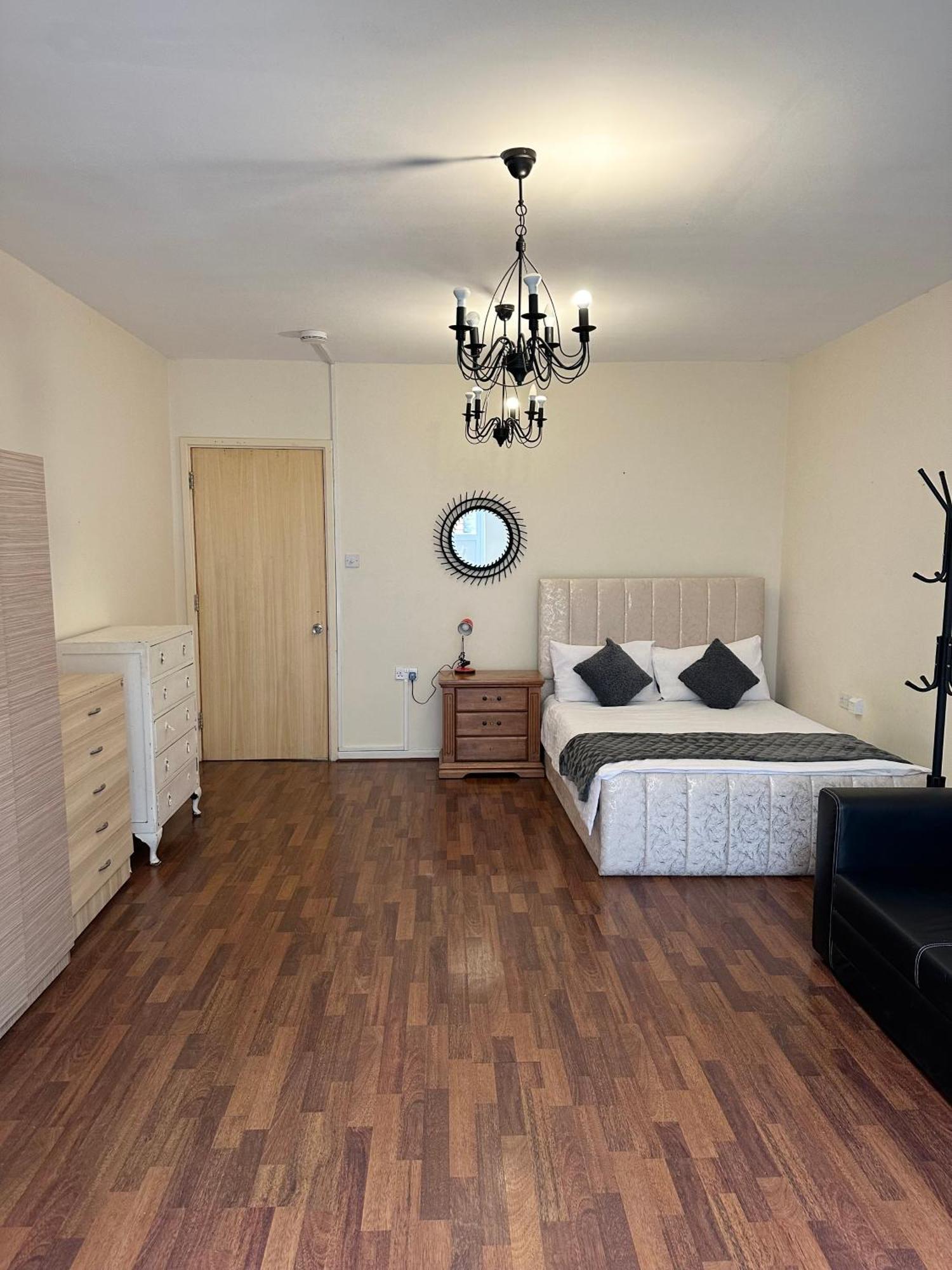 Luxury In Central London!6 Bedroom With 2 Bath & Separate Wc!