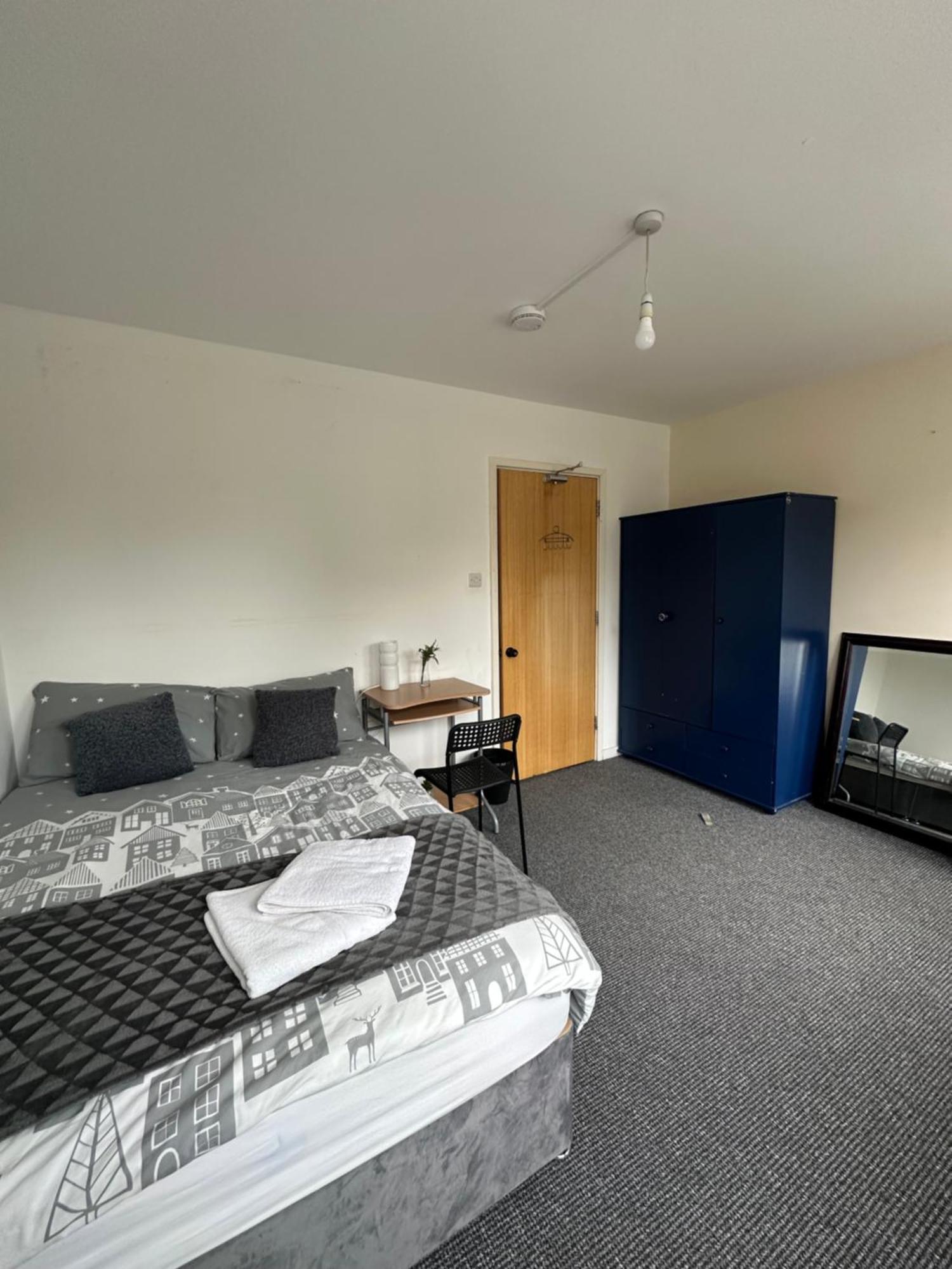 Luxury In Central London!6 Bedroom With 2 Bath & Separate Wc!