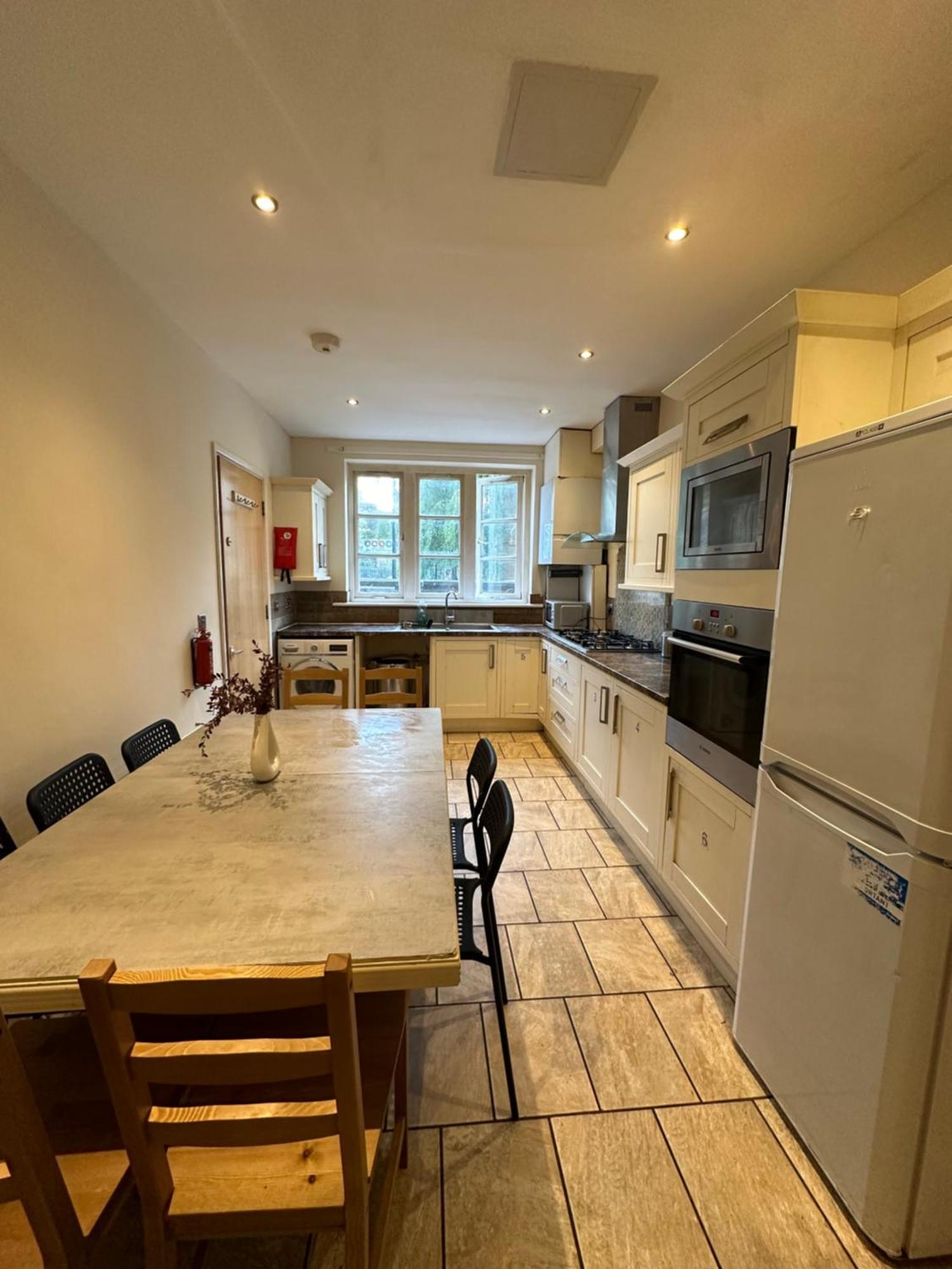 Luxury In Central London!6 Bedroom With 2 Bath & Separate Wc! *